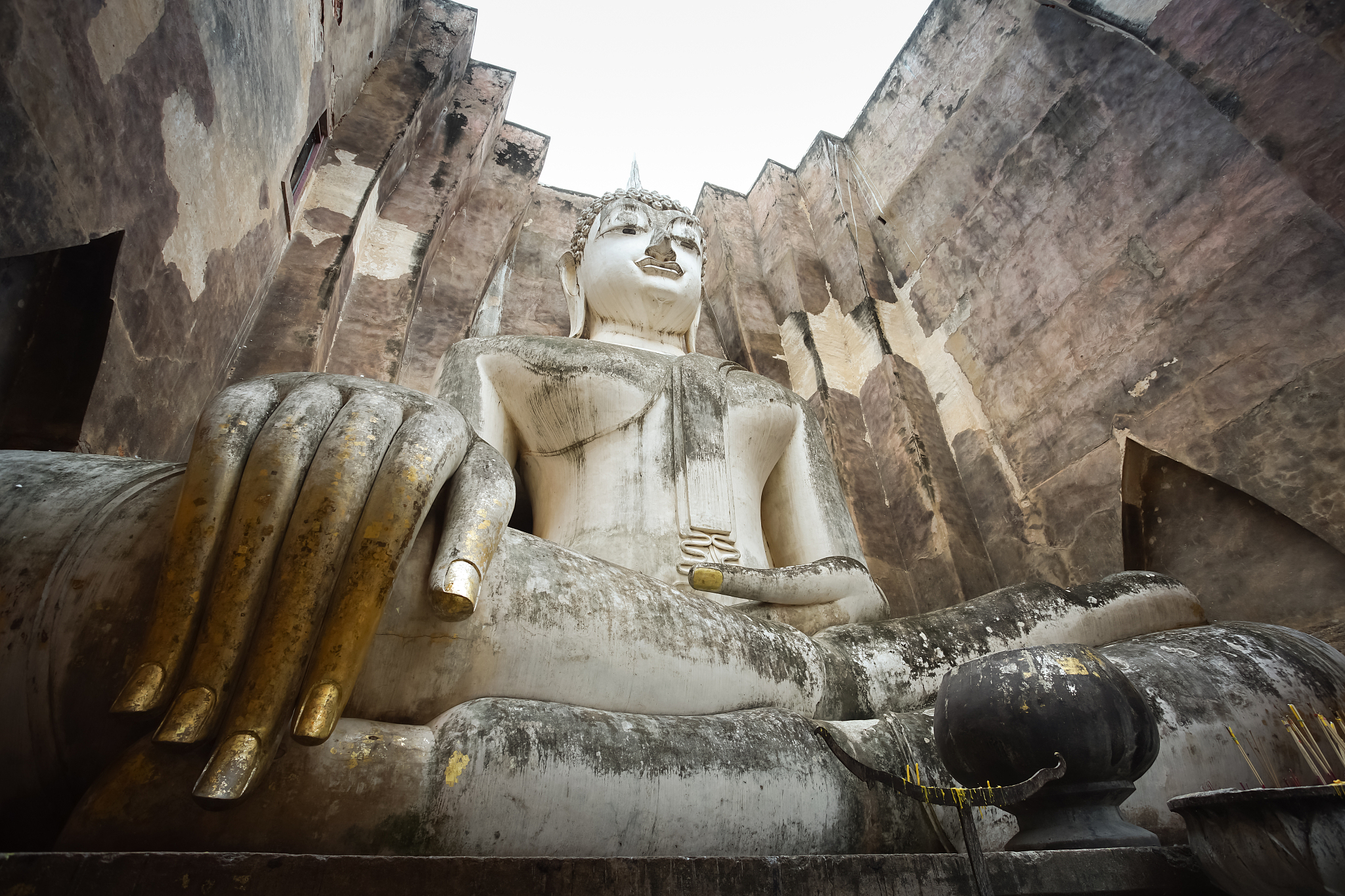 the big buddha phra achana in wat si chum