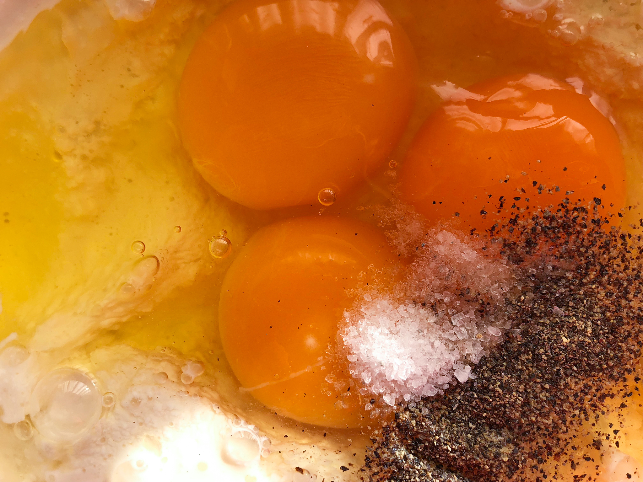 吃裂缝鸡蛋的危害：细菌感染、营养流失、过敏风险！