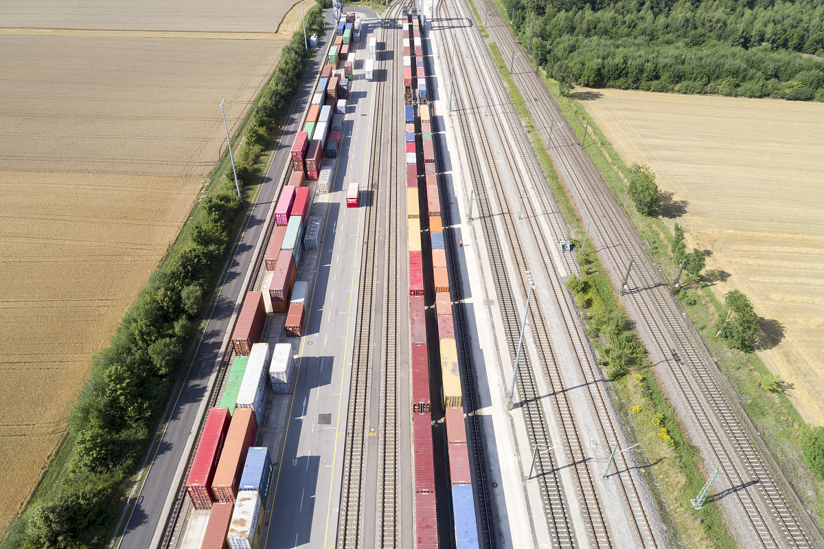 针对云南新形势进行实地调研如中老铁路的开通带来的效益在哪里？越南领导来琨访问越南铁路以昆明为中心以前在南宁陆路运输应关注中老铁路沿线产业空间布局重点发展的产业有前瞻性的方案和价值。