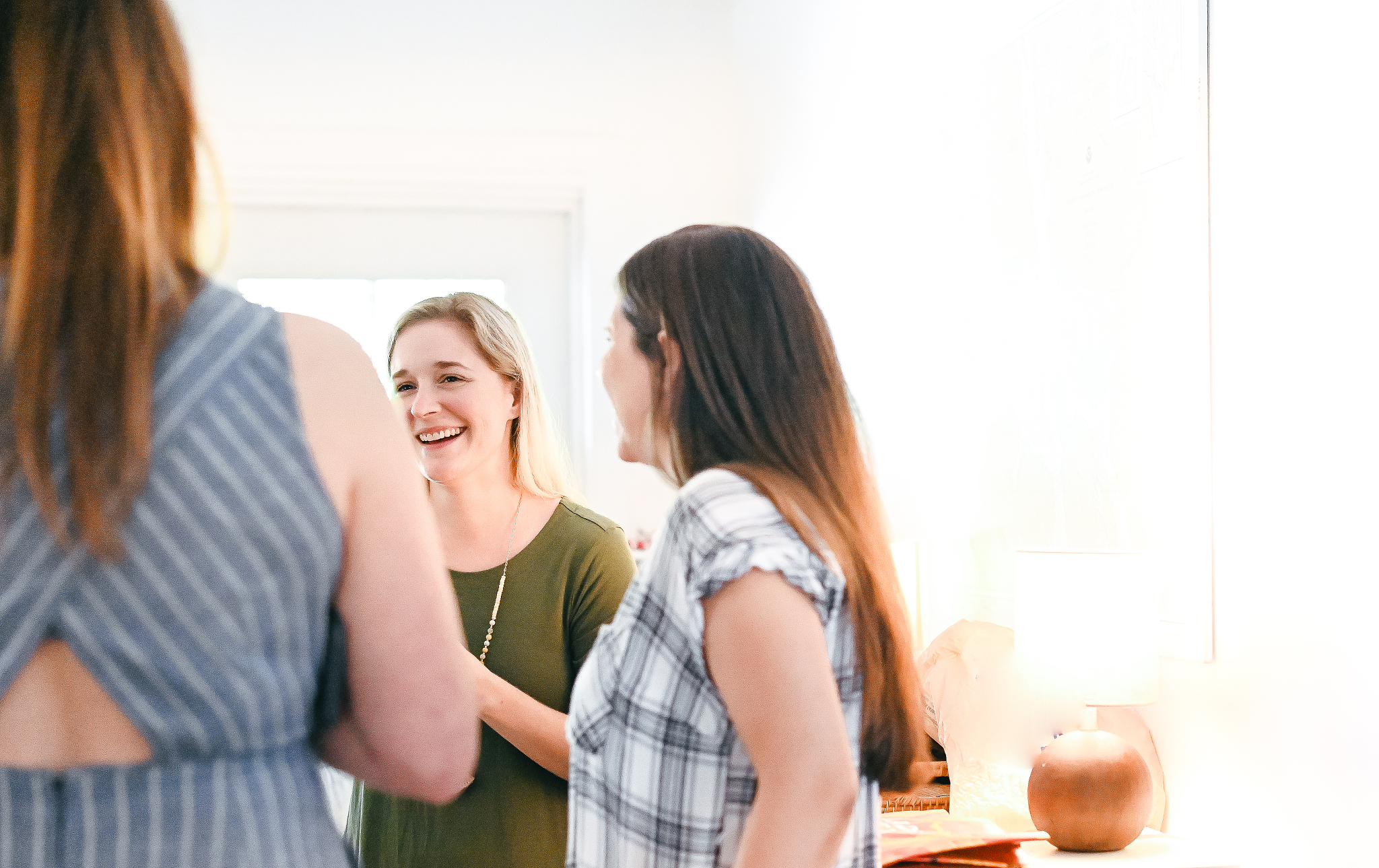 女生靠近她她后退什么意思