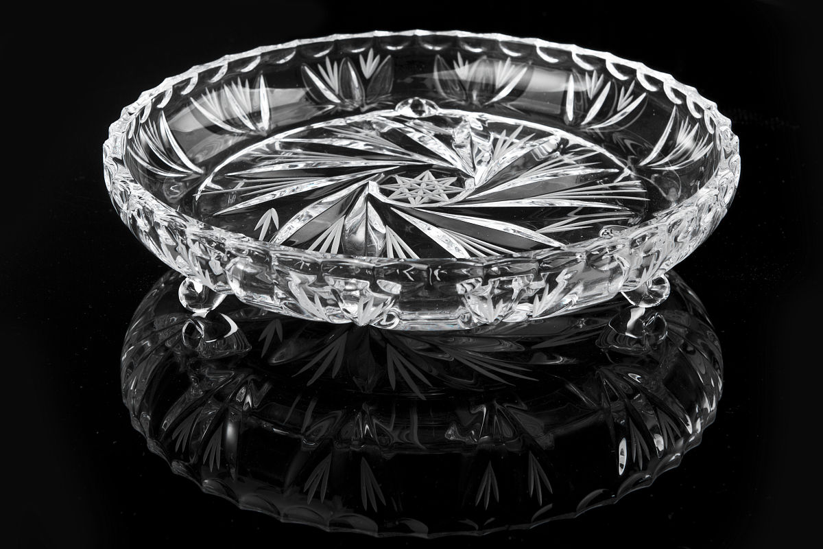 少数民族用的水晶果盘在义乌哪里批发帮我用210字详细描述