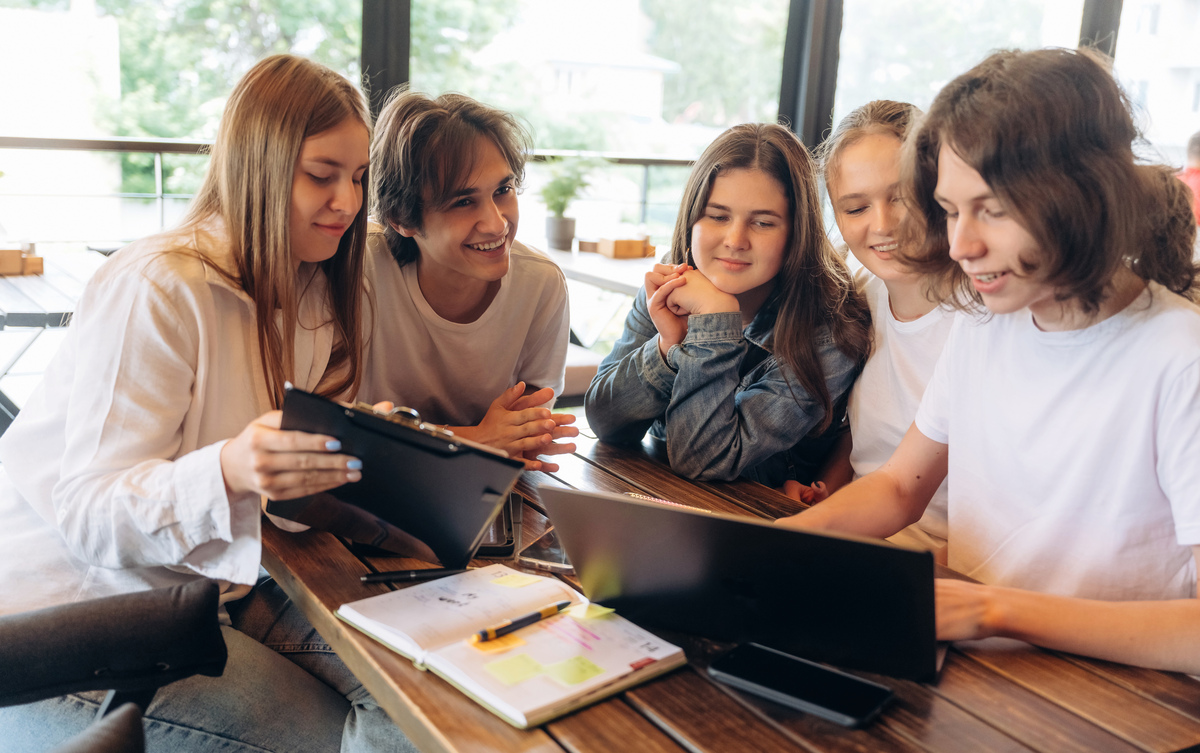 Online English Learning Engagement and Academic Self-Efficacy Among High School Students