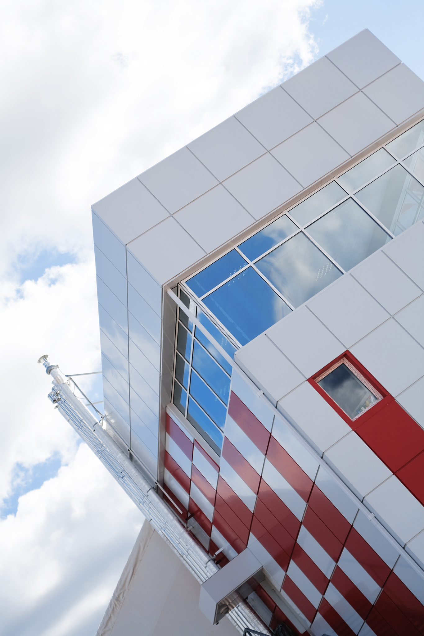 写一篇投诉邮件给校长内容是投诉实验楼某管理人员节假日和周末以及每天六点后关闭电梯给想学习的的学生造成了不便