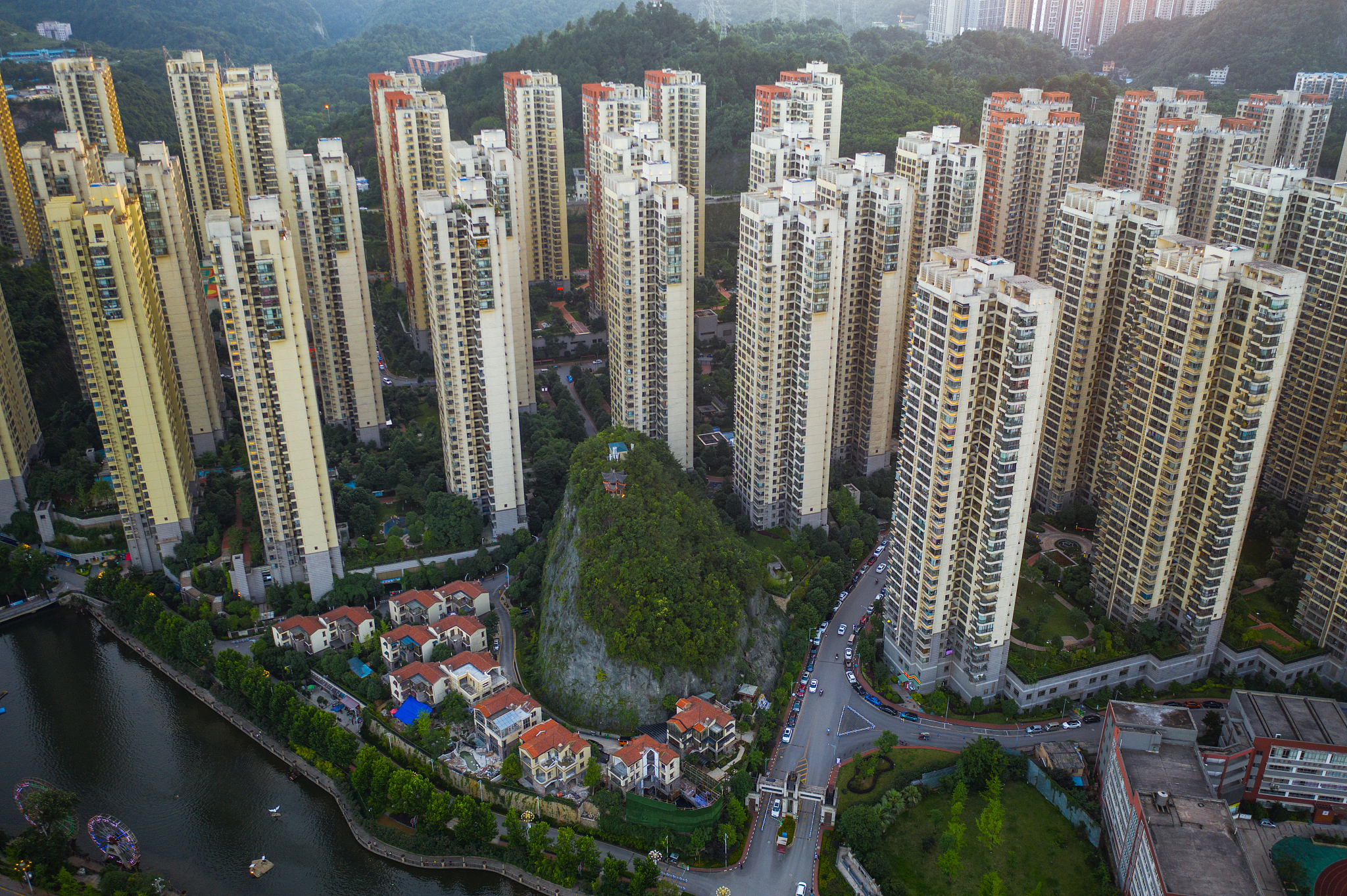 1距离成都市区30公里开车40分钟即可到达便捷性高2项目容积率22以洋房、小高层组成居住舒适度高3项目周边配套成熟距离幼儿园敏悦艺术最近距离仅400米距离金堂县金山小学仅650米4项目自身小区环境优美绿化率30。3公里范围内还有4个公园满足业主日常散步锻炼需求。5项目总价低90万起即可得三房两卫户型可满足刚需家庭一家3代同居购买压力小