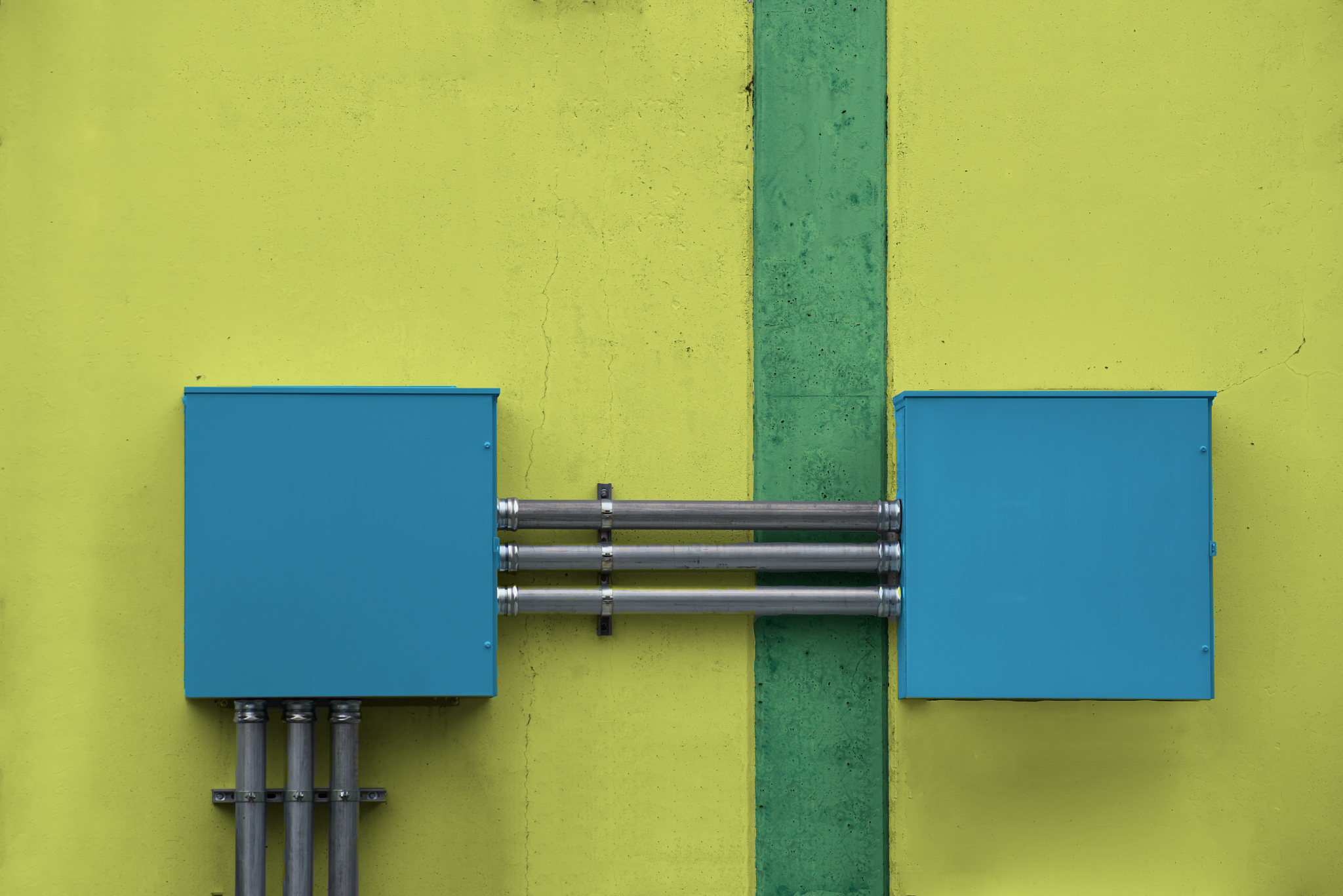 在室温、干燥空气中两个直径124mm宽度5mm、厚度12mm黄铜材质电环前后套在PC管上电环之间放置一块2mm厚PC材质隔板电环间电压差6000V因需要考虑高压下爬电的因素计算电环之间PC隔板的最小高度列出详细计算公式及计算数值