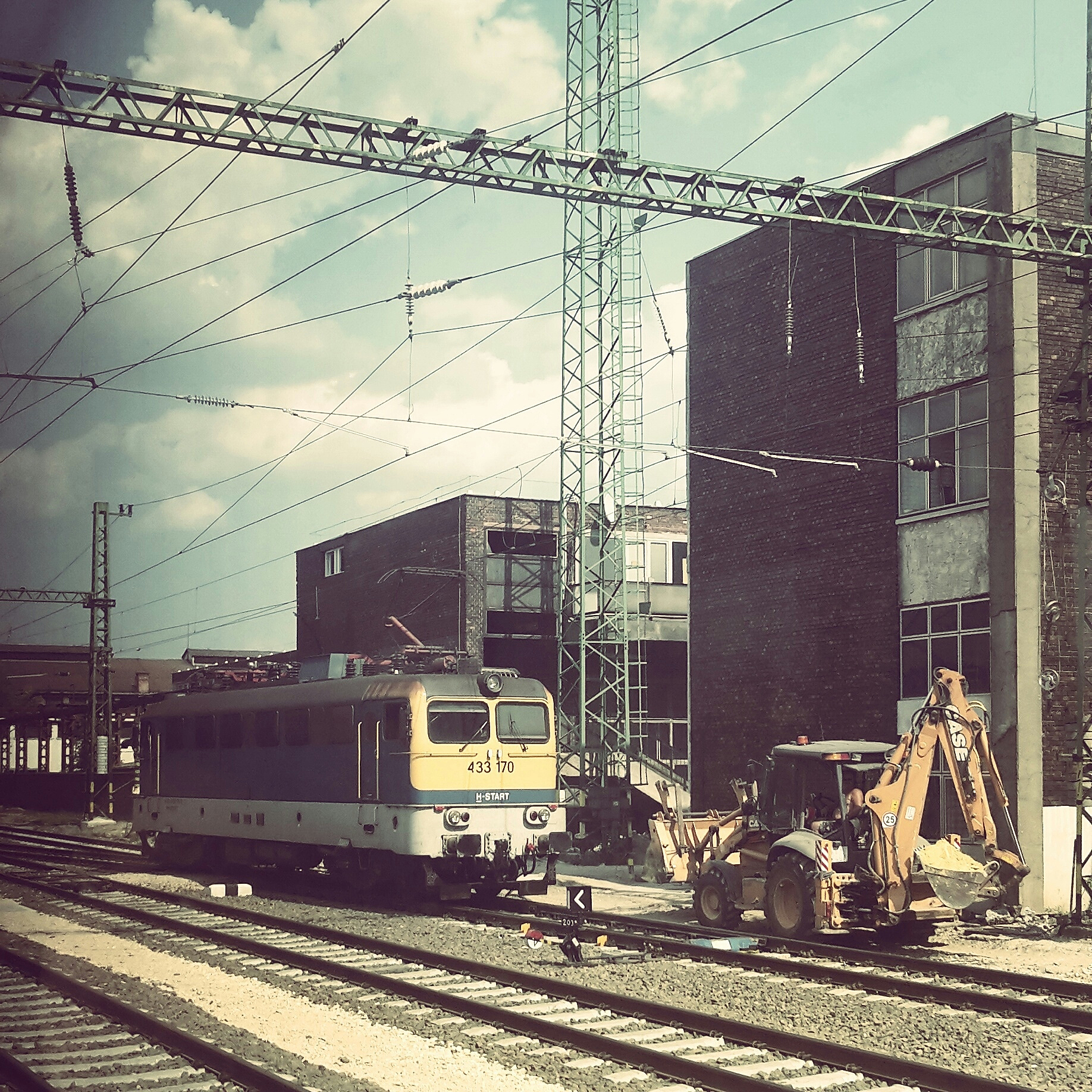 初中毕业男生学什么铁路专业？热门专业推荐！