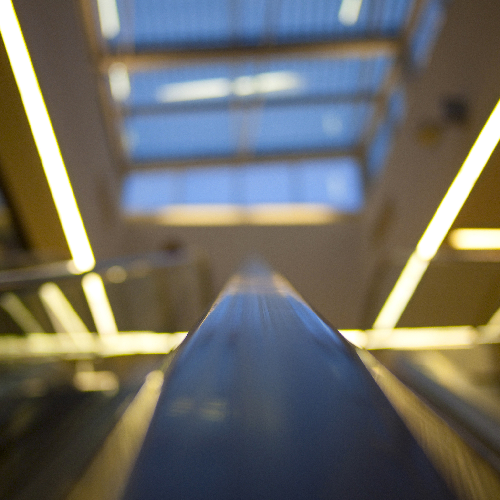 根据论文查重标准一句话不能超过70相同字符且不能超过13个相同字符学习理解以下文段后重新润色编写使其更具学术性和逻辑学不要出现口水话的词语和句式注意内容不能有偏差以下为这段话的内容：调焦方法是获取被测物体的像通过对图像或者图像的一部分区域的模糊程度来判断聚焦程度然后通过一些方法来获得一张完全聚焦清晰的图像。根据图像的调焦方法很大程度地利用了计算机处理图像的能力使硬件方面的要求大大降低使实验成本大大