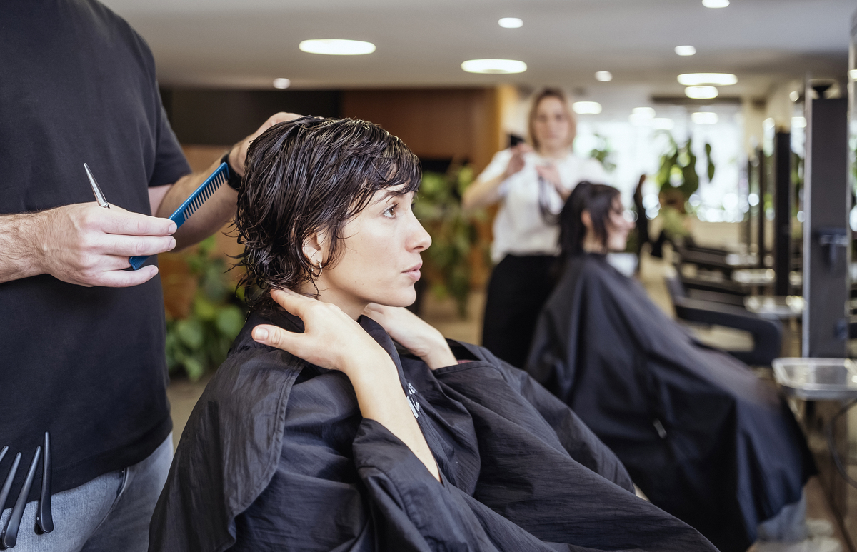 给我一篇关于快速的学好理发技巧的500字文章