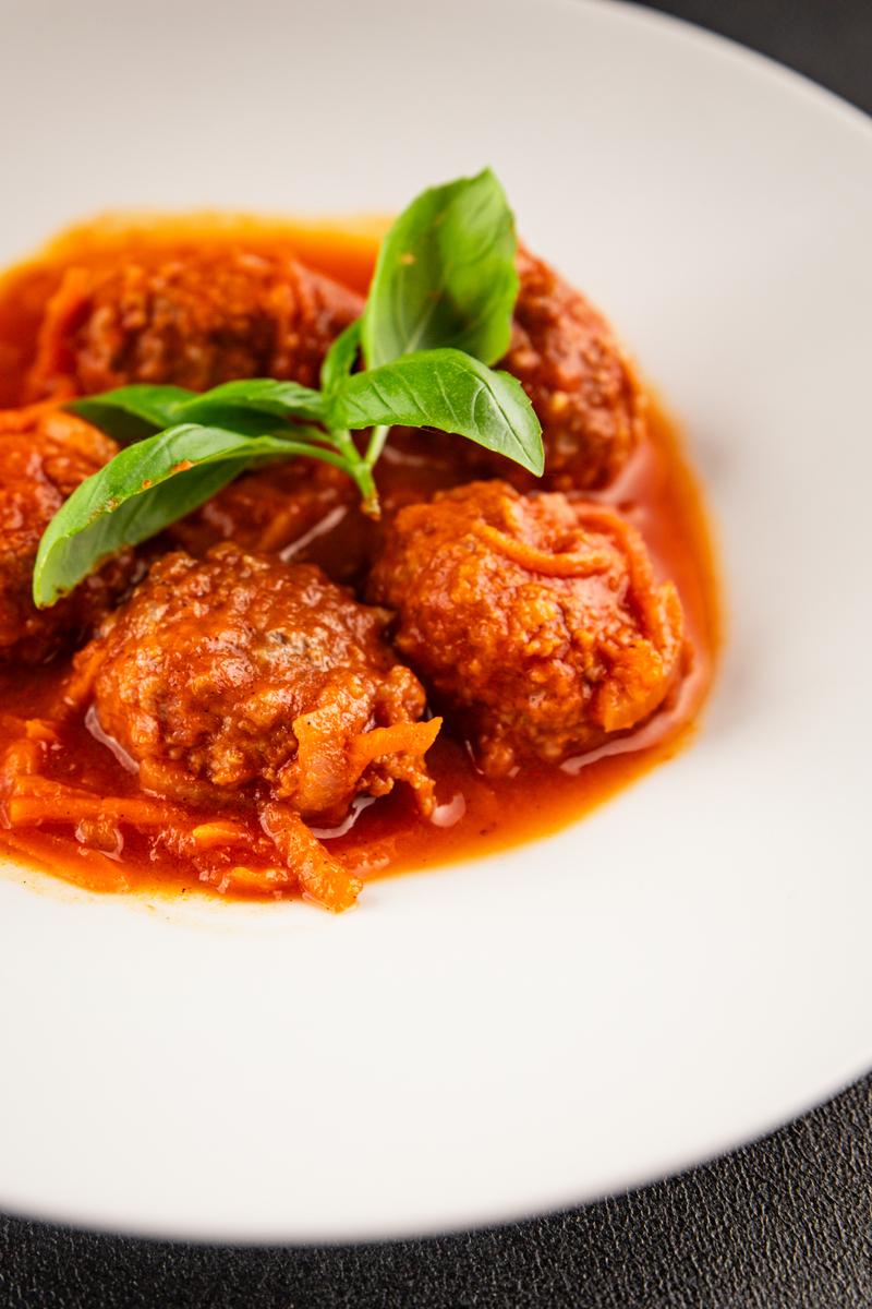 红烧狮子头：传统美味，做法多样