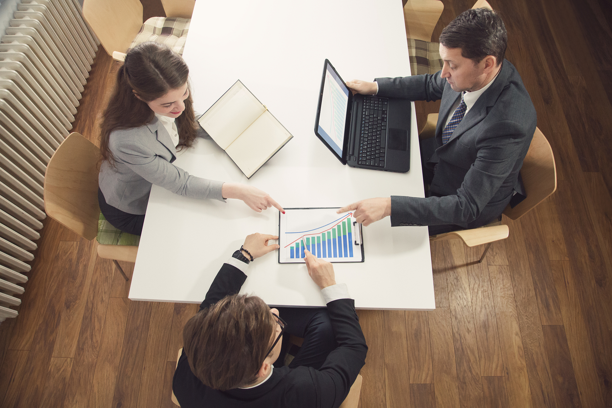 某公司行政管理部工作头绪多、事情杂、有时会出现一些事情无人负责的现象、又有的时候会出现几个人去负责某件事造成大家相互推诿的现象；其部门领导李总甚至只知道手底下有8个人本部门有这么几摊子事但具体谁应该负责什么就有些边界模糊了原有的职位设置好像也没起多大作用。李总想通过职位分析把部门内部的职位设置规范化把每个职位的职责理清从而开创一个有条不紊的新局面。于是李总开始带人搜集本部门的信息通过部门全体员工填