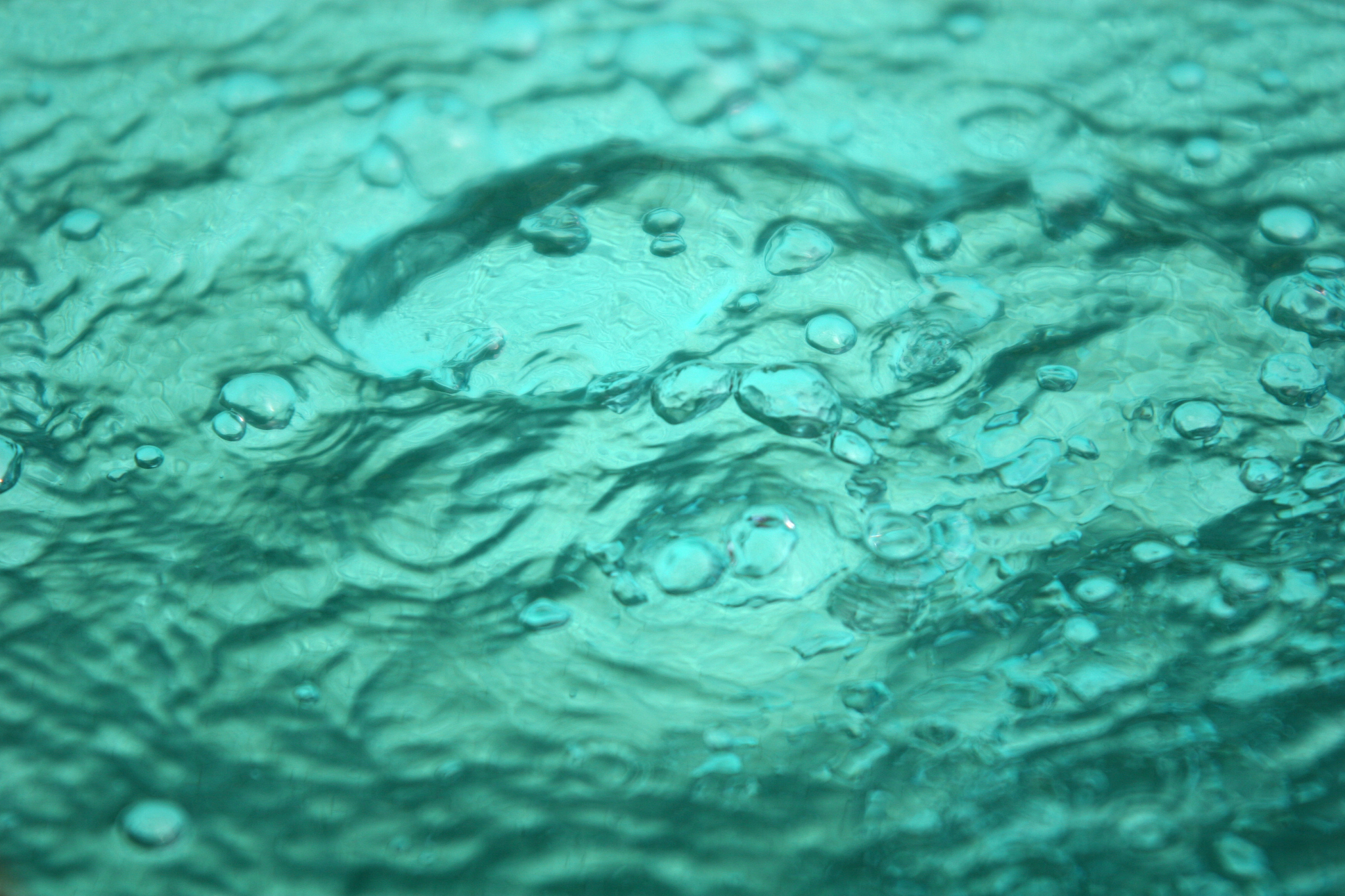 水的颜色：透明、无色，还是其他？