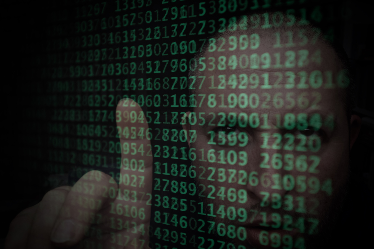 什么样的加密算法能防止欺骗攻击假设攻击者通过中间人 攻击的方式对车载BMS系统或充电机控制单元发 送错误消息或诊断信息迫使该节点对这些信息进 行响应优先级通常较高甚至诱导节点将大量 错误消息或诊断信息发送至它所在的内部网络可 造成电动汽车或是充电桩内部网络资源的占用或快 速消耗。？能够预防欺骗攻击的算法特点是什么？