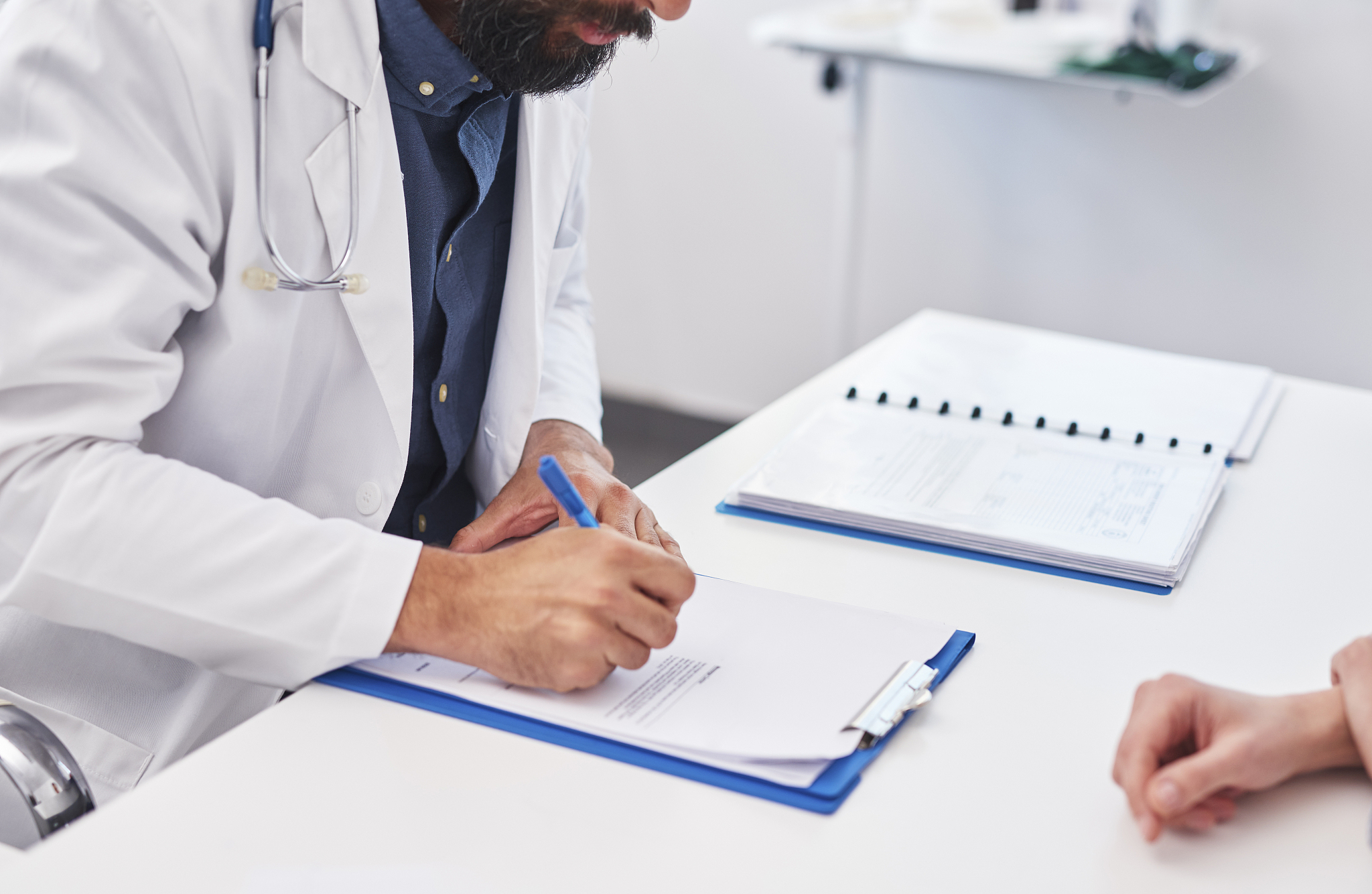 我看语言模型都可以根据患者问题提供医学治疗处方这怎么做到的？