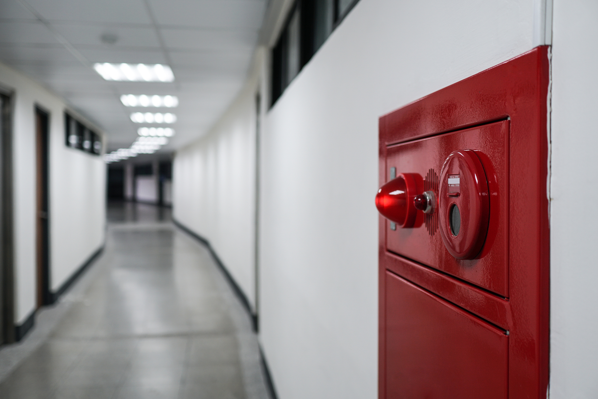 现代建筑消防系统设施举例：居民楼、博物馆、教学楼