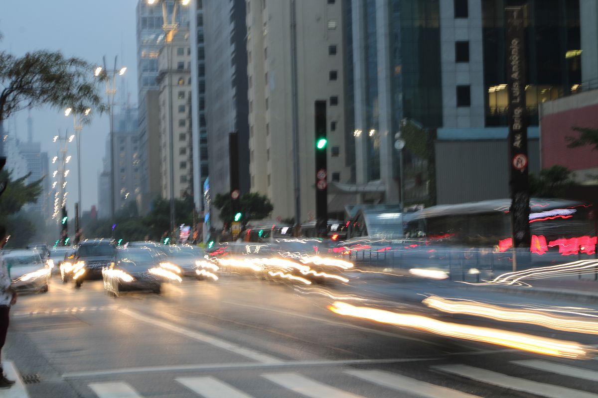 矛盾的普遍性和特殊性的关系原理系矛盾的普遍性和特殊性是指一个矛盾既有一般性的表现形式也有特殊性的表现形式。矛盾的普遍性和特殊性之间存在着一定的关系原理。首先矛盾的普遍性和特殊性是相互制约的。在某些情况下矛盾的普遍性是优先考虑的而在另一些情况下矛盾的特殊性要优先考虑。只有综合考虑矛盾的普遍性和特殊性才能找到最优解。其次矛盾的特殊性可以影响矛盾的普遍性的解决。即使是同样的矛盾由于不同的特殊条件可能需要