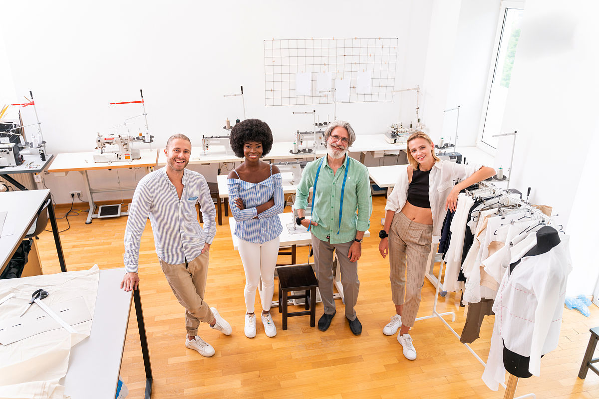 服装设计师职业前景：机遇与挑战并存