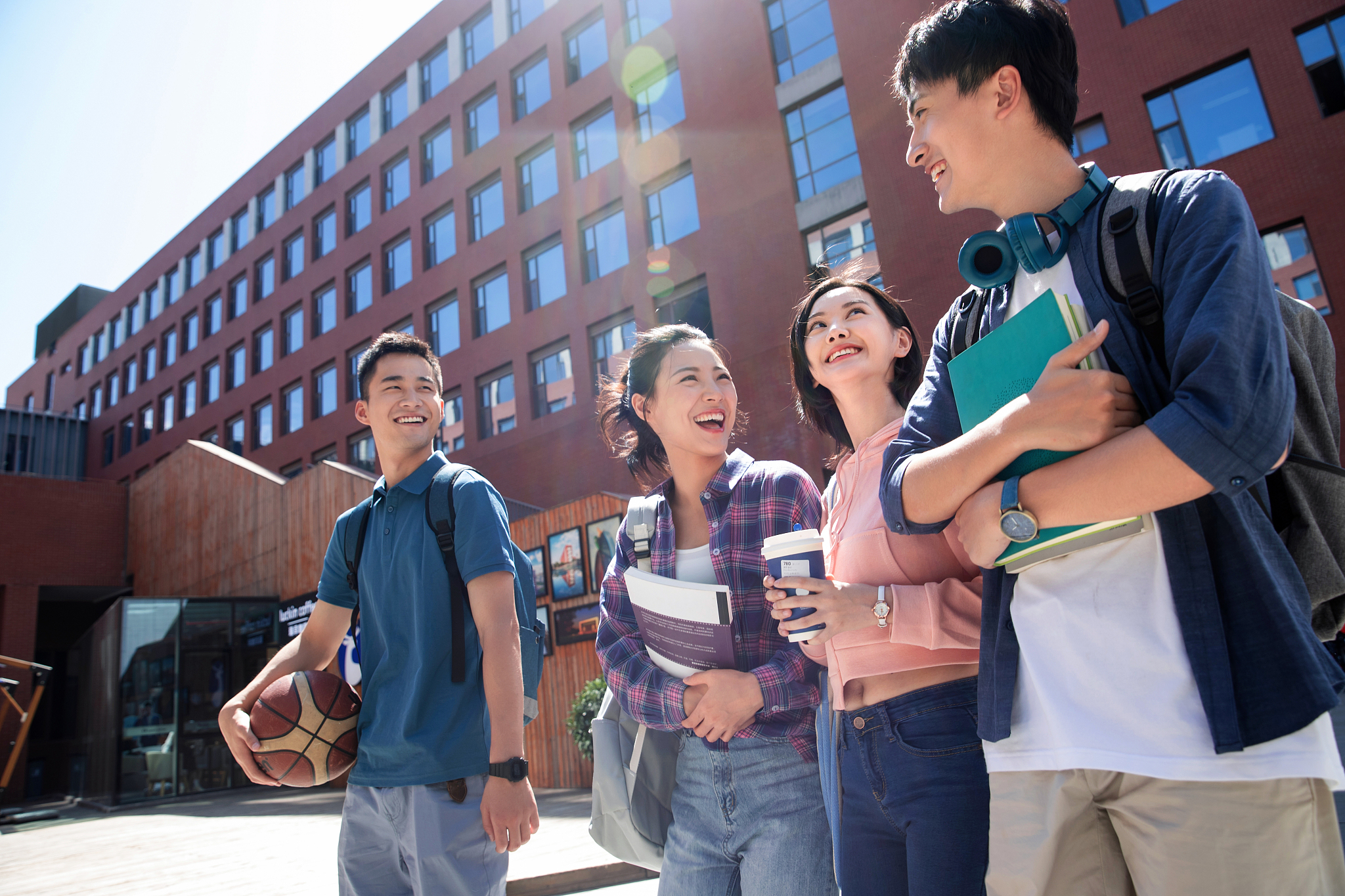 大学生情侣在校园里