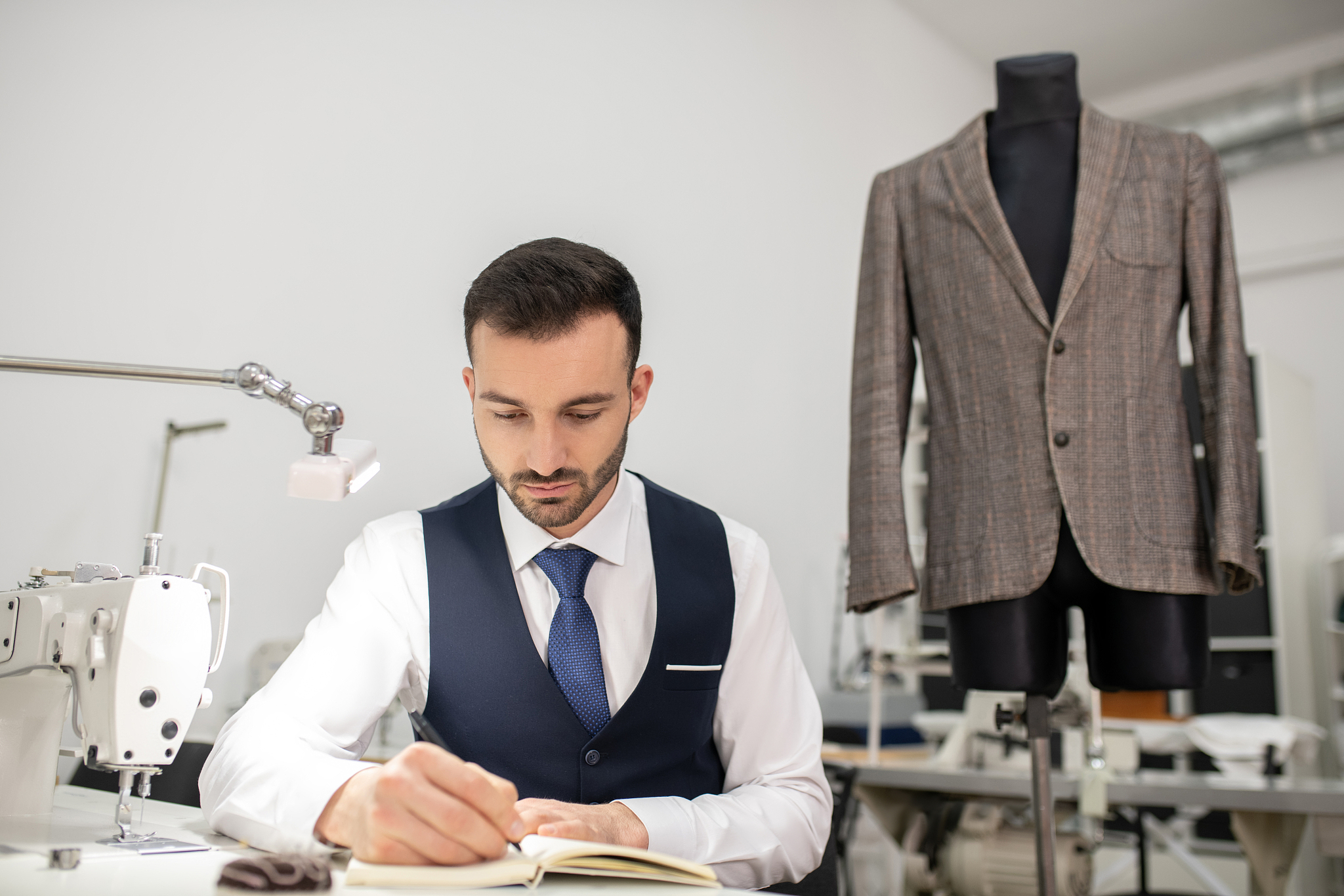 美国工厂一线工人的平均薪资一般的多少美元？