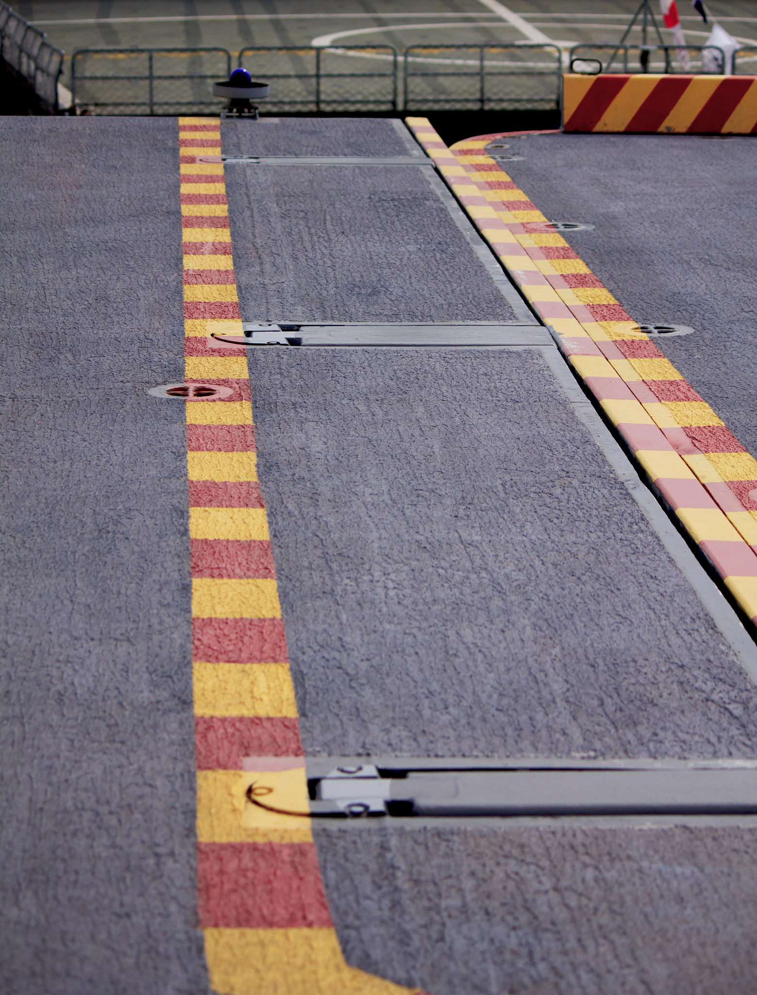 我想写一篇关于如何利用TRIZ理论解决盲道被随意占用问题的论文其中问题背景你能给出不少于505字的具体内容吗