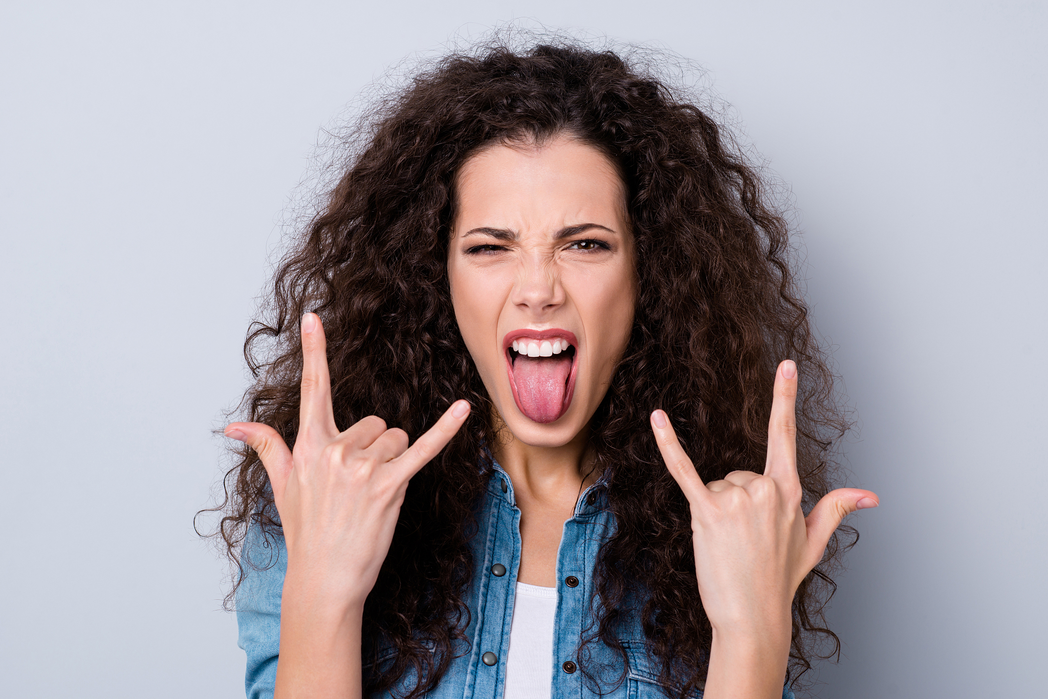 女生说'不是迷人又可爱嘛？'，如何幽默回复？