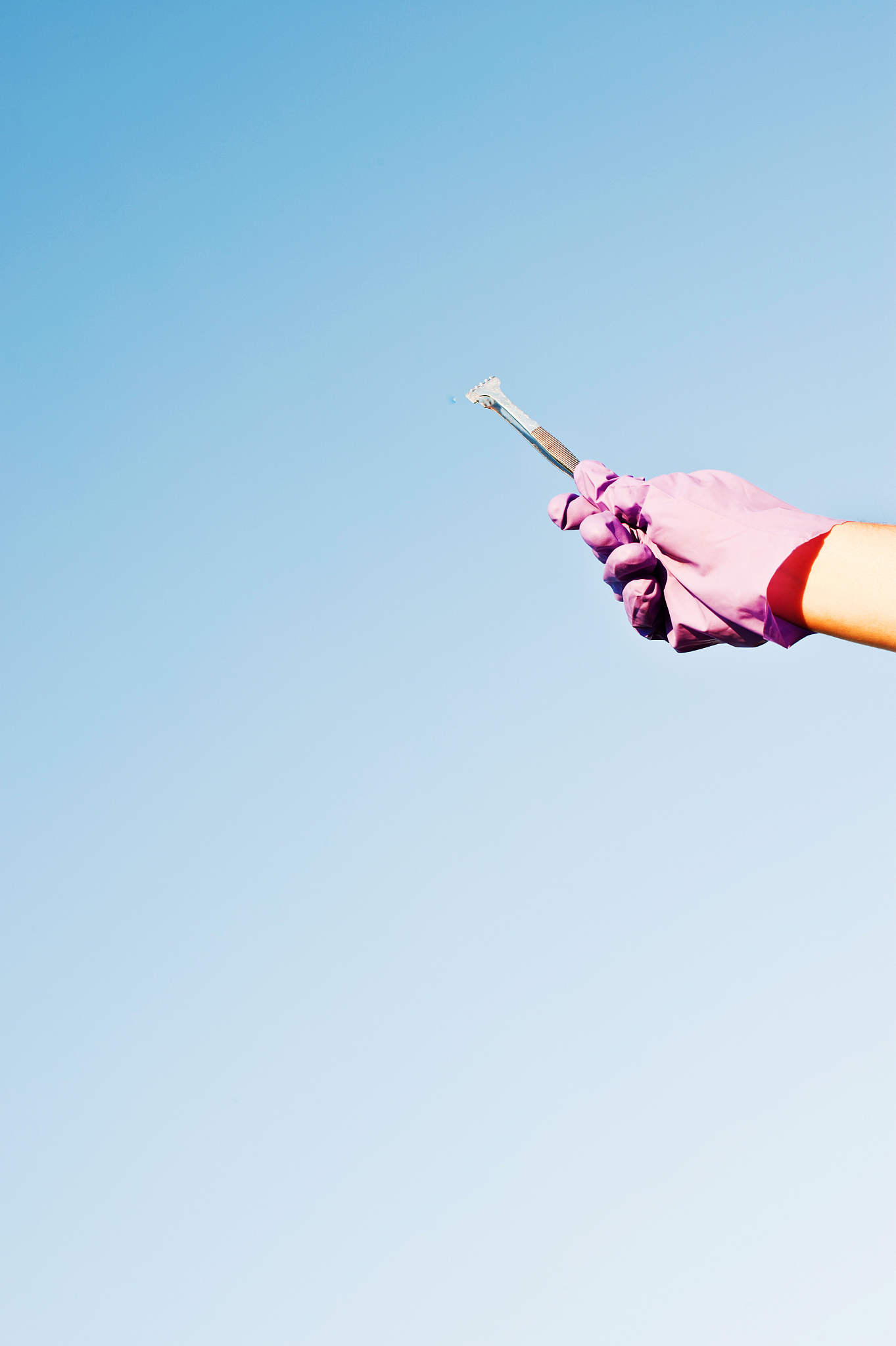 hand holding a tweezer