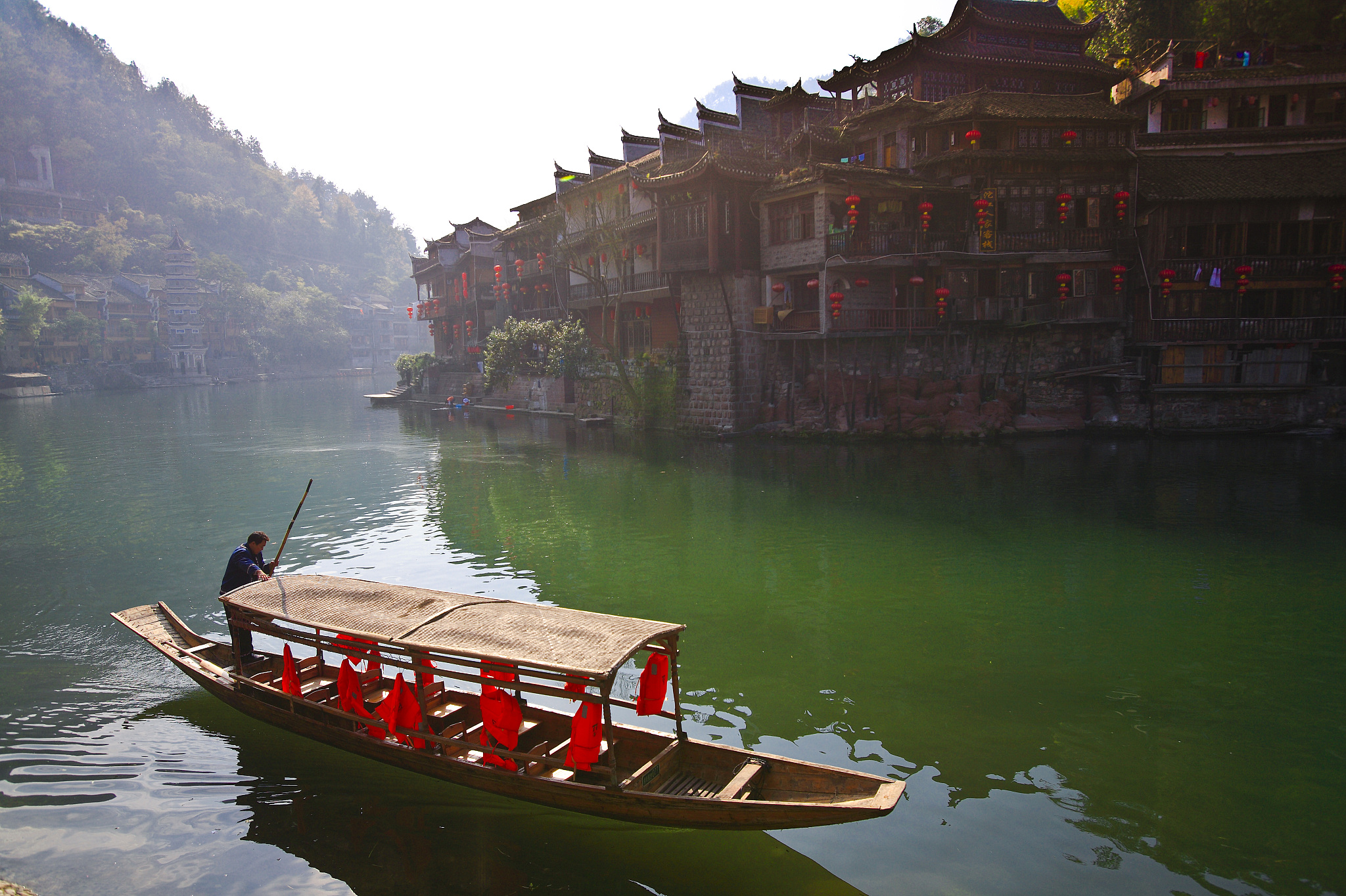 我想去湖南旅游为期5天预算5000请你以导游的身份给我一份攻略以及价格。