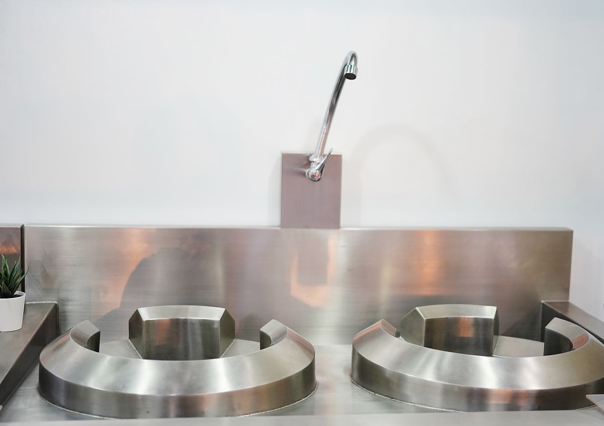 薄板零件加工变形控制研究：影响因素分析、控制策略及案例分析