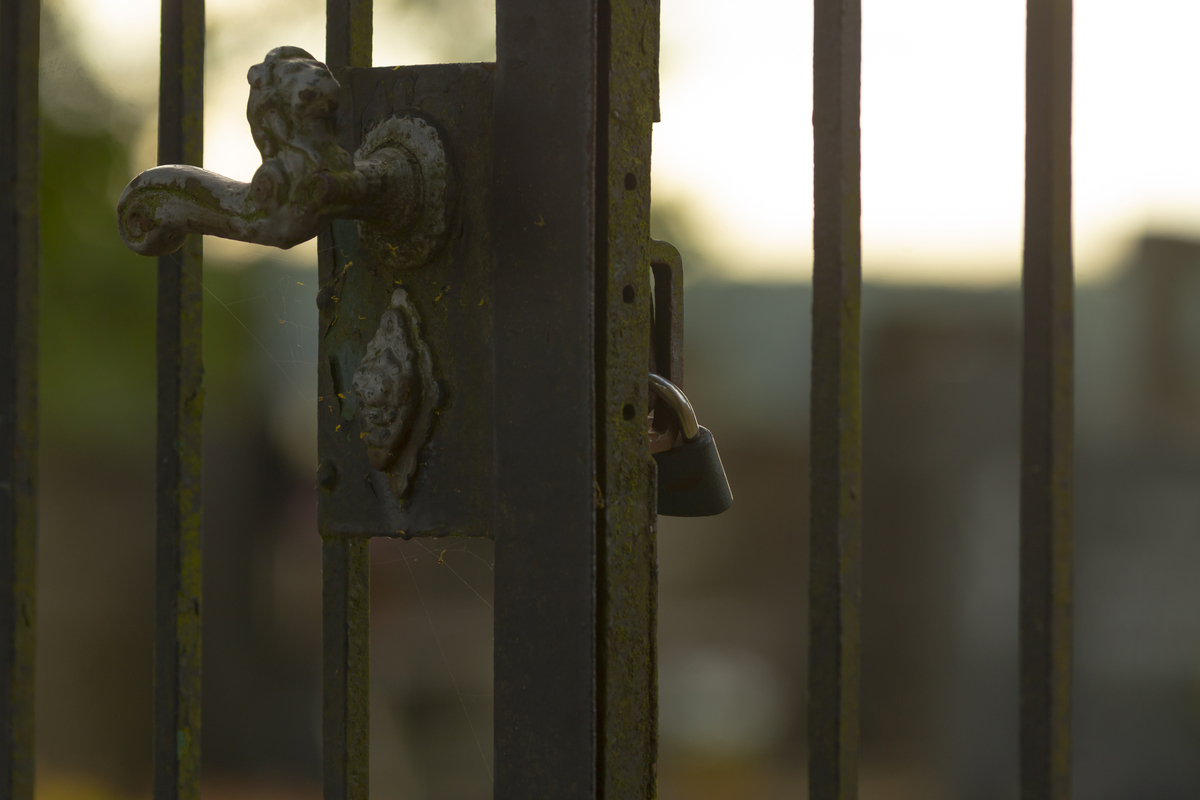 用自己语言来对以下话降重尽量保持字数不变：继电器的作用就是在电路中可以起到保护安全和自动开关的作用自动开关的控制就是利用小电流去控制 大电流。锅炉水位控制系统选择结构坚固高防护等级的JZC1-44型号的中间继电器触点形式为4开4闭380V