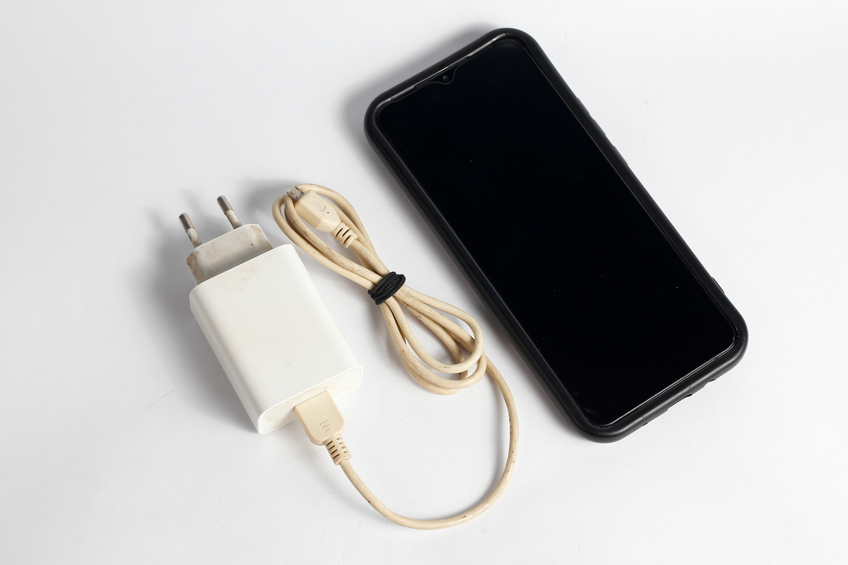 苹果手机刚才充电为什么插进去没有反应？第二次插进去的时候又有反应了这是怎么回事？原装充电器