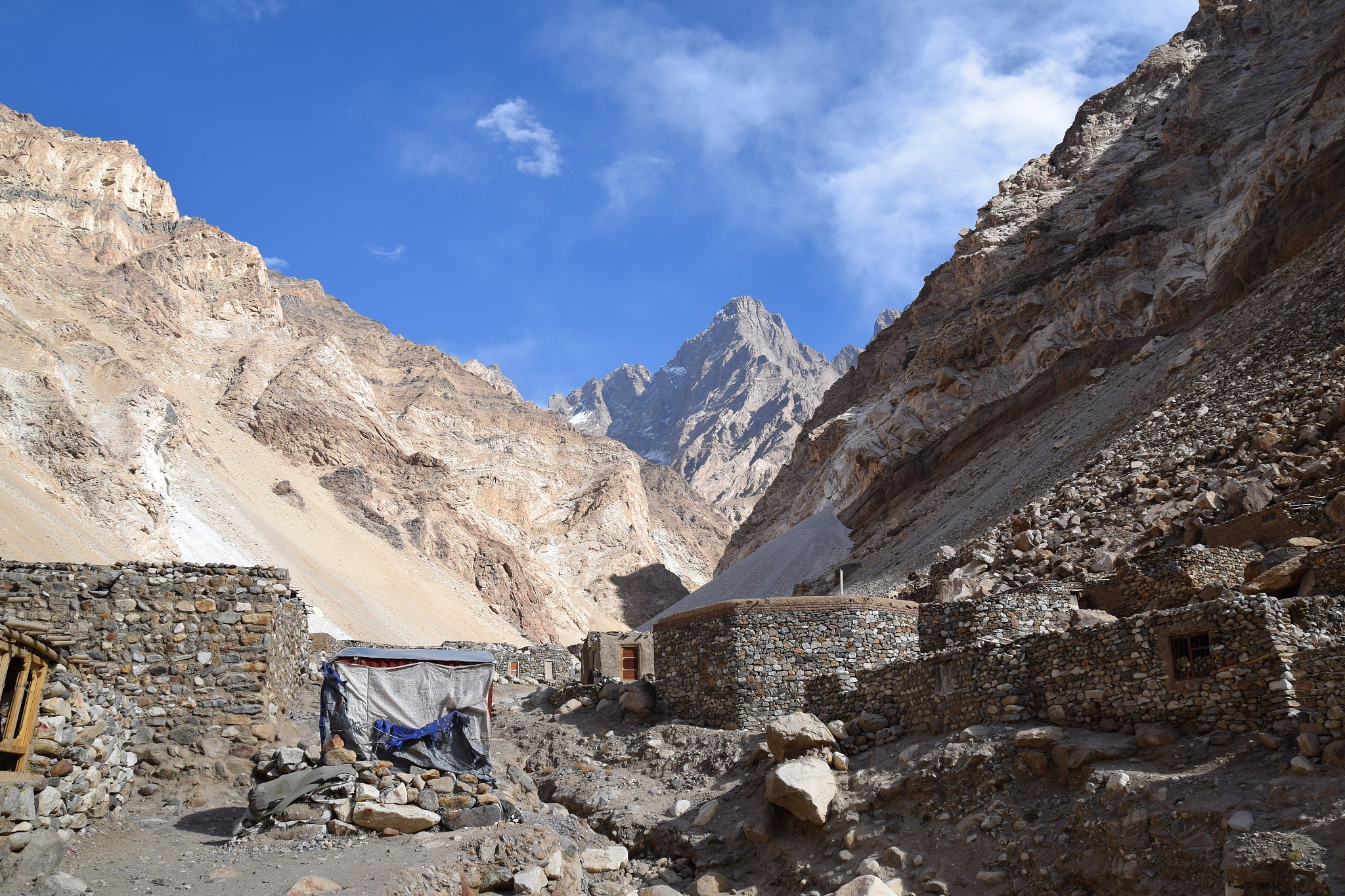 审校：In order to achieve a primitive natural color I ground natural turquoise and lapis lazuli and added adhesive to create a stronger gravel texture on the paper compared to ordinary mineral pigments w