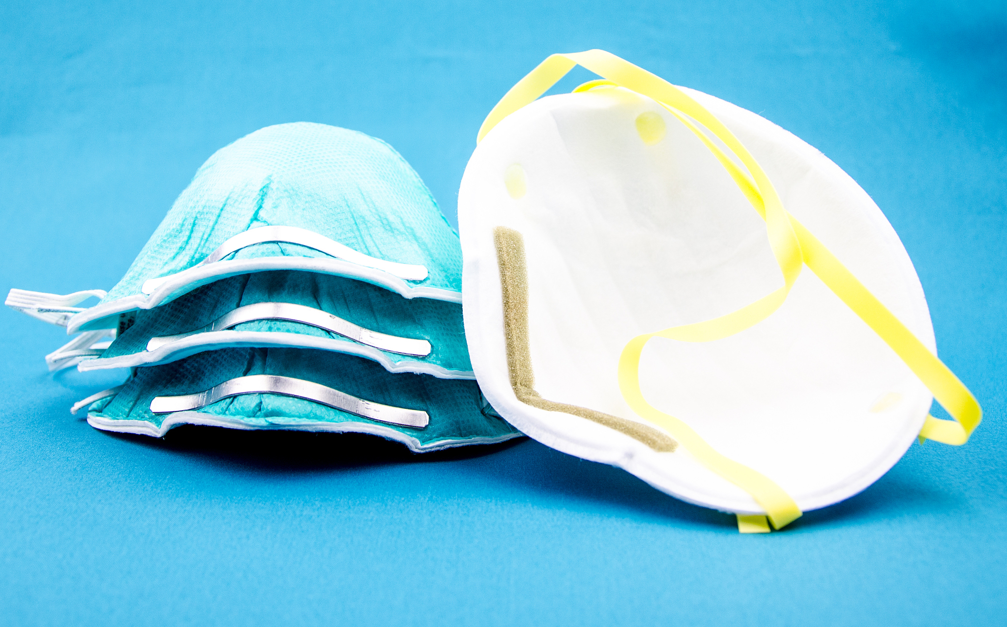 改写：并且经常给实验室通风保证空气的新鲜和清洁。我知道身体健康是非常重要的所以我会尽我所能帮助需要帮助的同学让他们能够尽快恢复健康。同时我也会提醒同学们要注意保暖避免感冒的发生。