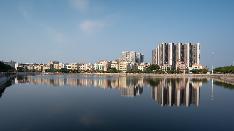 在水东镇的东湖公园,平静的湖面给城市带来了宁静气息.