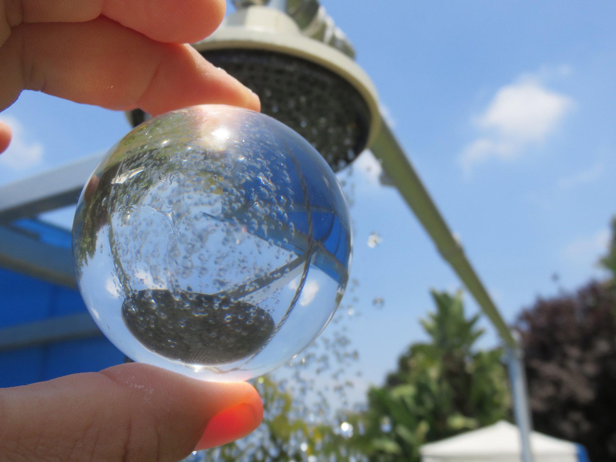 有一个人坐在一艘小船上他把一个铁球扔到水里。铁球沉下去了但水面没有涨高。为什么？