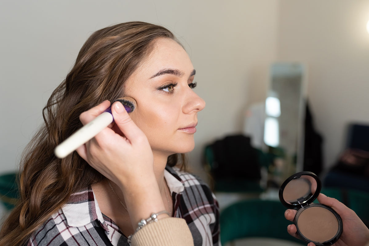 你是一个化妆大师教我化腮红