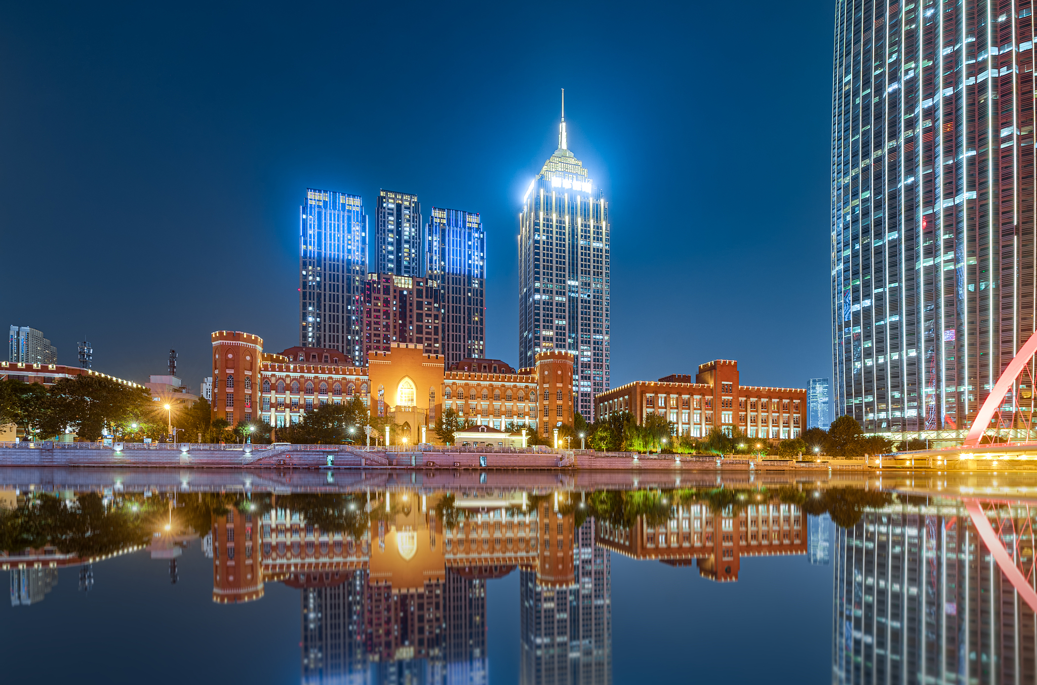 夜景天津市海河津湾广场城市天际线建筑摩天大楼经济商务区