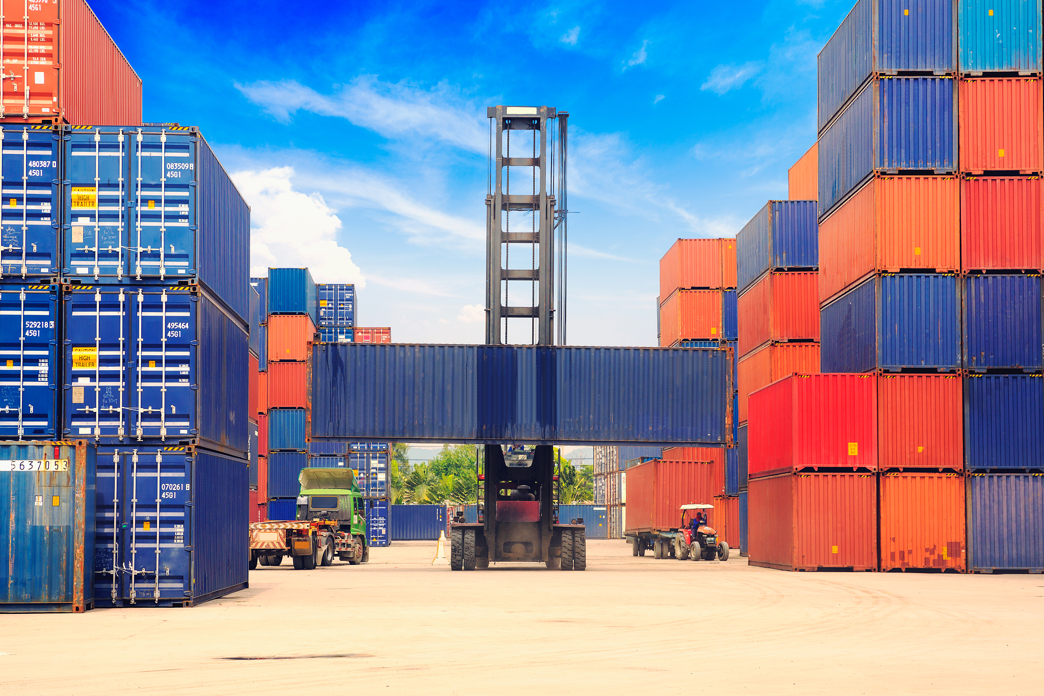 Research on Multiple Yard Cranes Scheduling in Multiple Container Blocks Based on Intelligent Algorithms 
将上述标题改写成12个词以内，且不改变它的意思