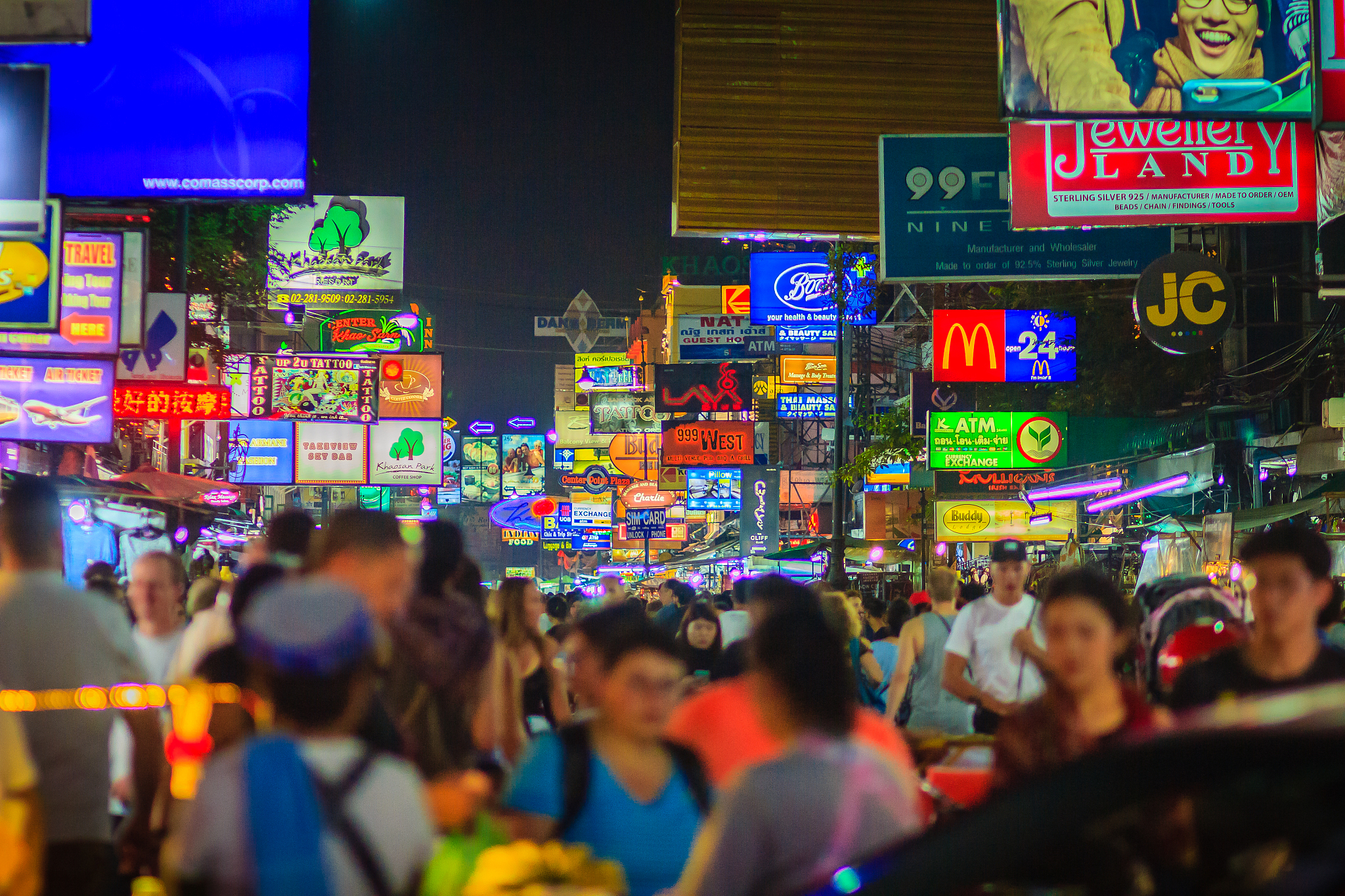 而且给大家像停车场充电桩也都是应有尽有今天直播间就这个价格299三天两晚而且今天还给大家送咱们双人的中西式的早餐一次送大家四份了哈宝宝们全部给大家一起安排上并且今天直播我今天给大家安排到的还拥有咱们整个千岛秘境的一个门票这个景点真的是很多朋友们来给我们问是不是所以今天给大家专门带过来的。 帮我写一段内容和风格相似的文案180字以内。