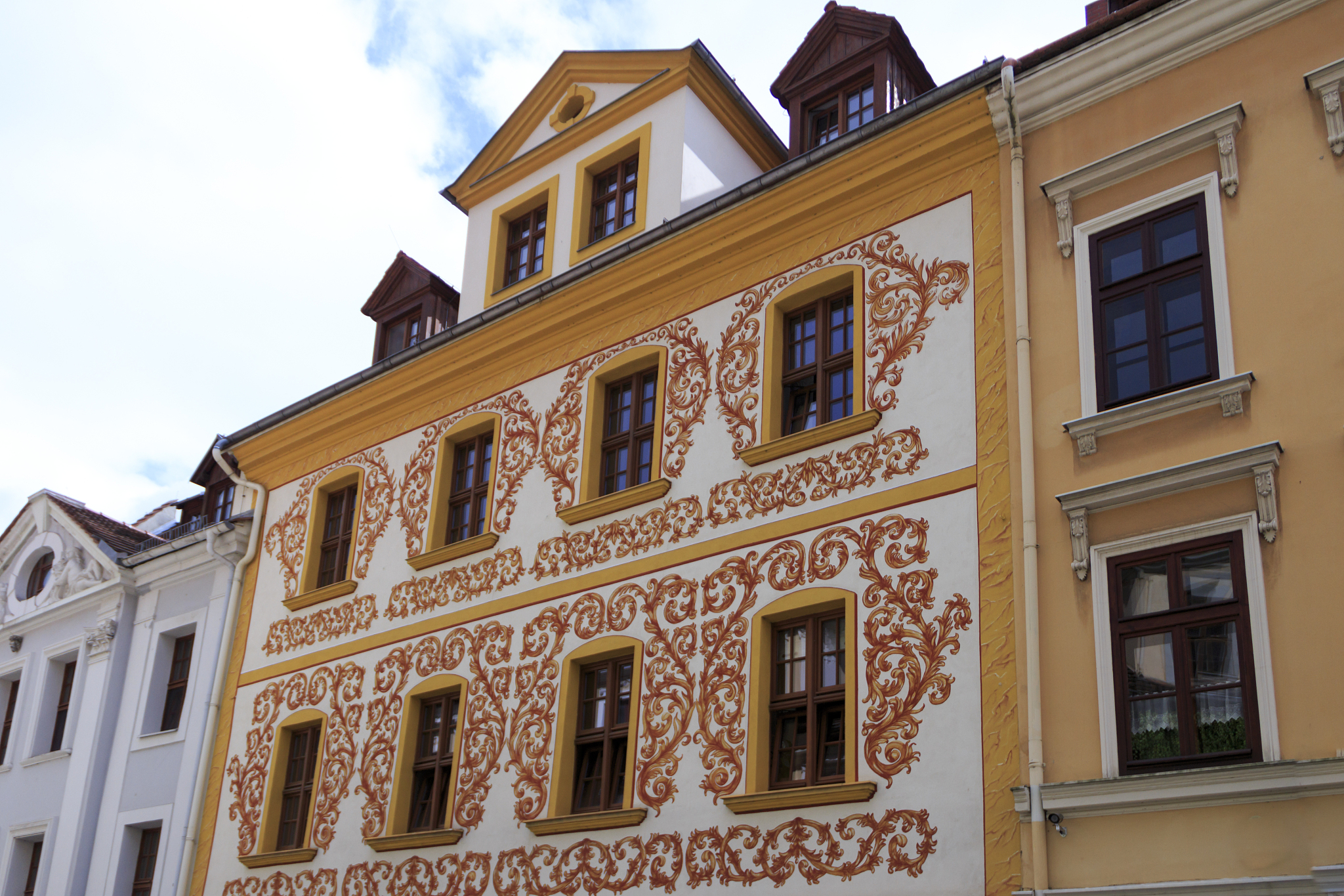 润色下面的中文表述使其表达更加简洁、逻辑性强、学术化。在田间环境下G-R颜色分量差值算法获得了可接受的马铃薯冠层分割结果该方法较为简单、对数据处理工作站性能要求不高、应用方便、图像处理效率高能够满足后续实验需求；