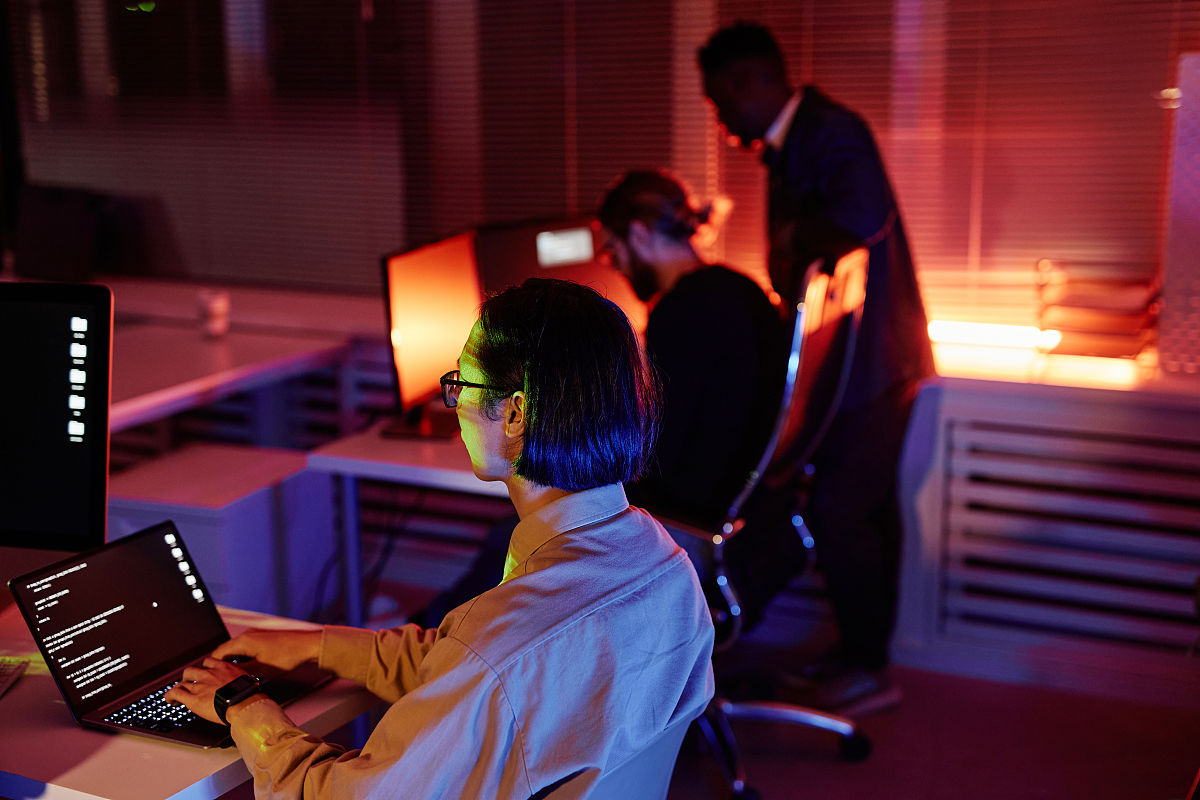 我需要写一份工业软件企业的《企业项目研究开发管理制度》。继续详细描述各个制度内容