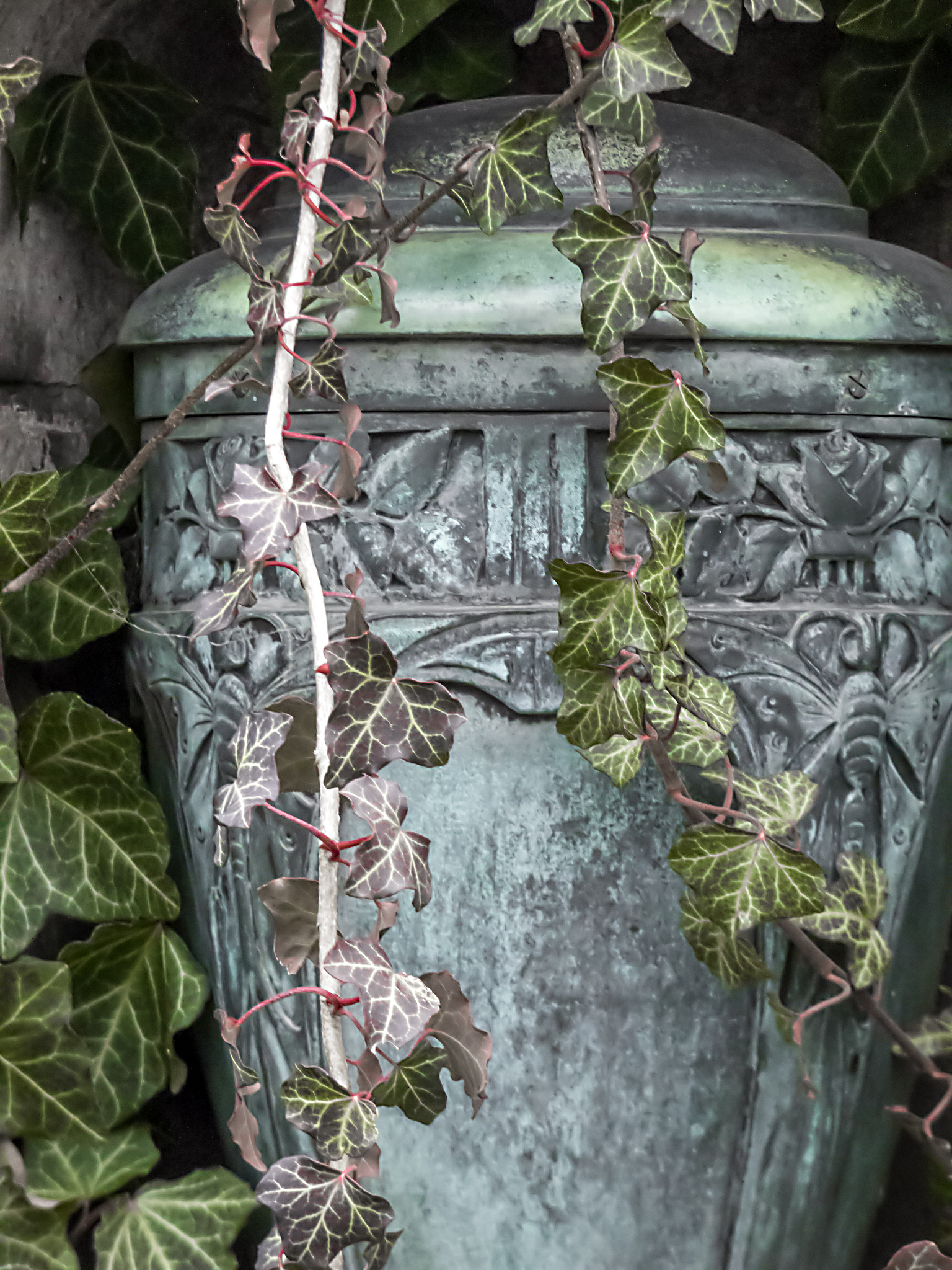 帮我写10个讣告的新媒体标题