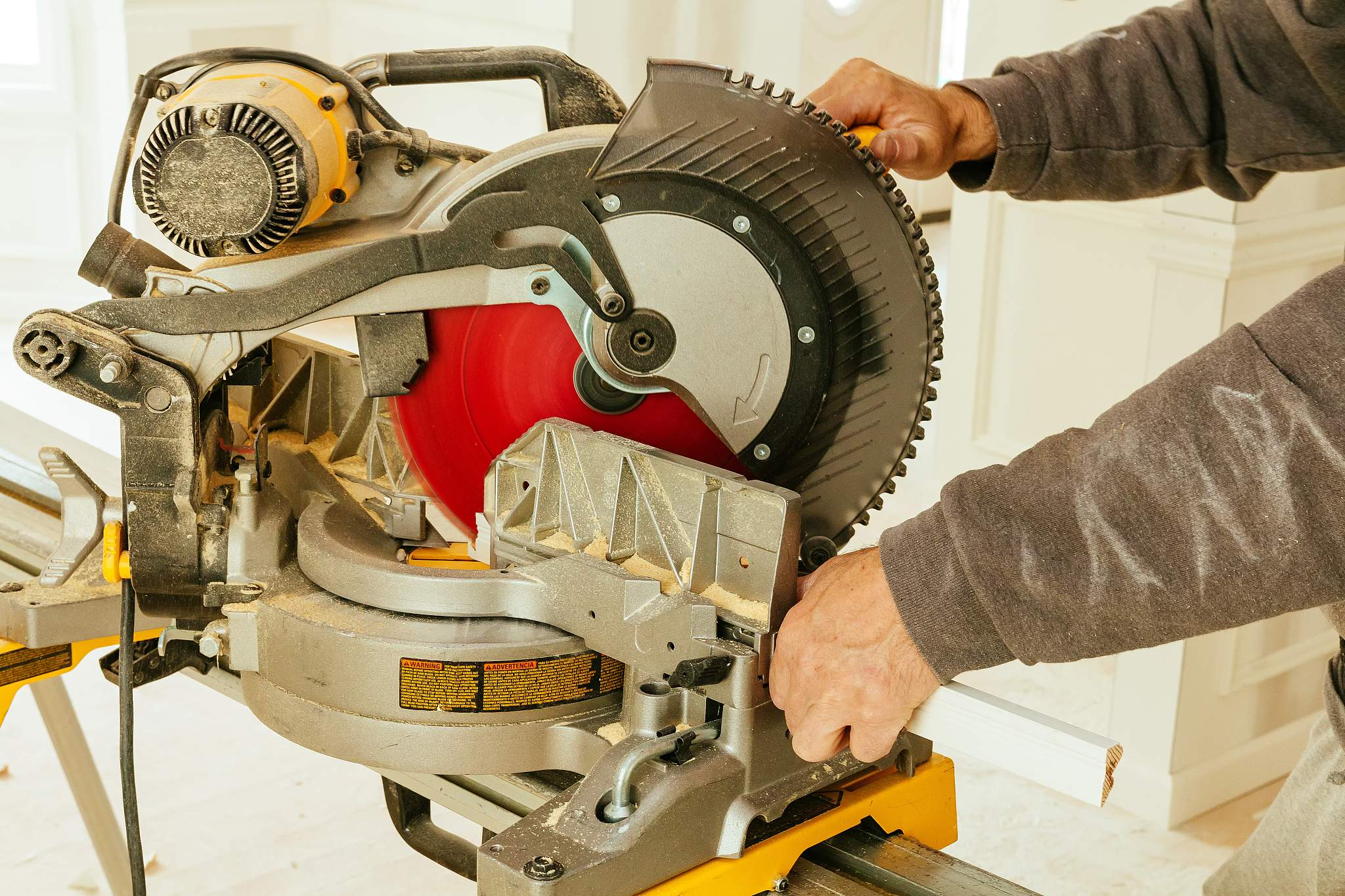 课程主题：《电锯》教学目标：1二级齿轮传动。2同轴同速同一跟轴上的物体转动速度一样快。过程与方法：由家庭维修导入引出锯子的运用。并简单的了解锯子的由来以及鲁班的故事。并分析锯子的一些结构特征通过分析的作品结构进行逐步的搭建。并引导学生设置二级加速。