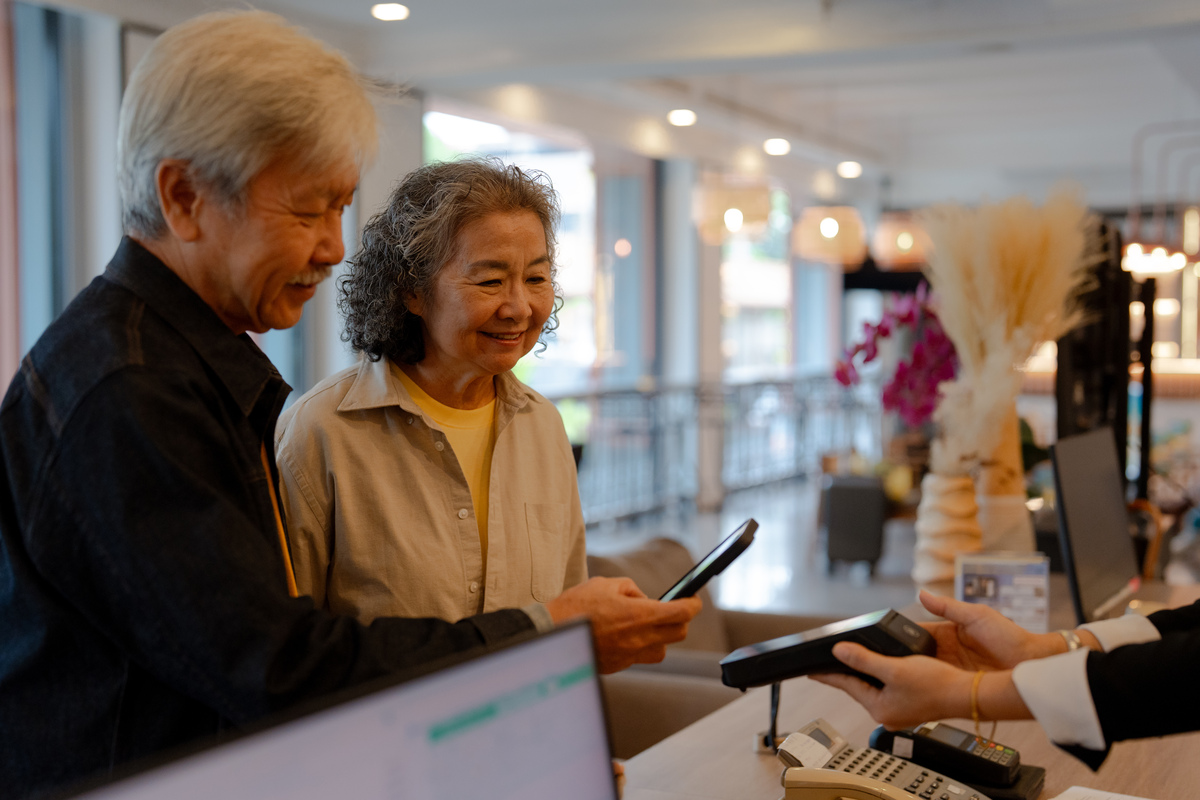 修改：经了解目前洛阳市智慧助老产品的供给主体相对较少涉及养老服务的科技单位主要的经营项目是在智慧养老系统的开发方面专门研发智慧助老产品的企业较少。这一点在2020年的洛阳市智慧养老交流会议中也有体现结合老年人对洛阳市智慧助老产品的需求度也能够看出大多数老人比较熟知和愿意接受的产品还是在血压、血糖、血脂这些传统的助老设备上。 但调查显示老年人对新型助老产品的使用意愿还是较高的。