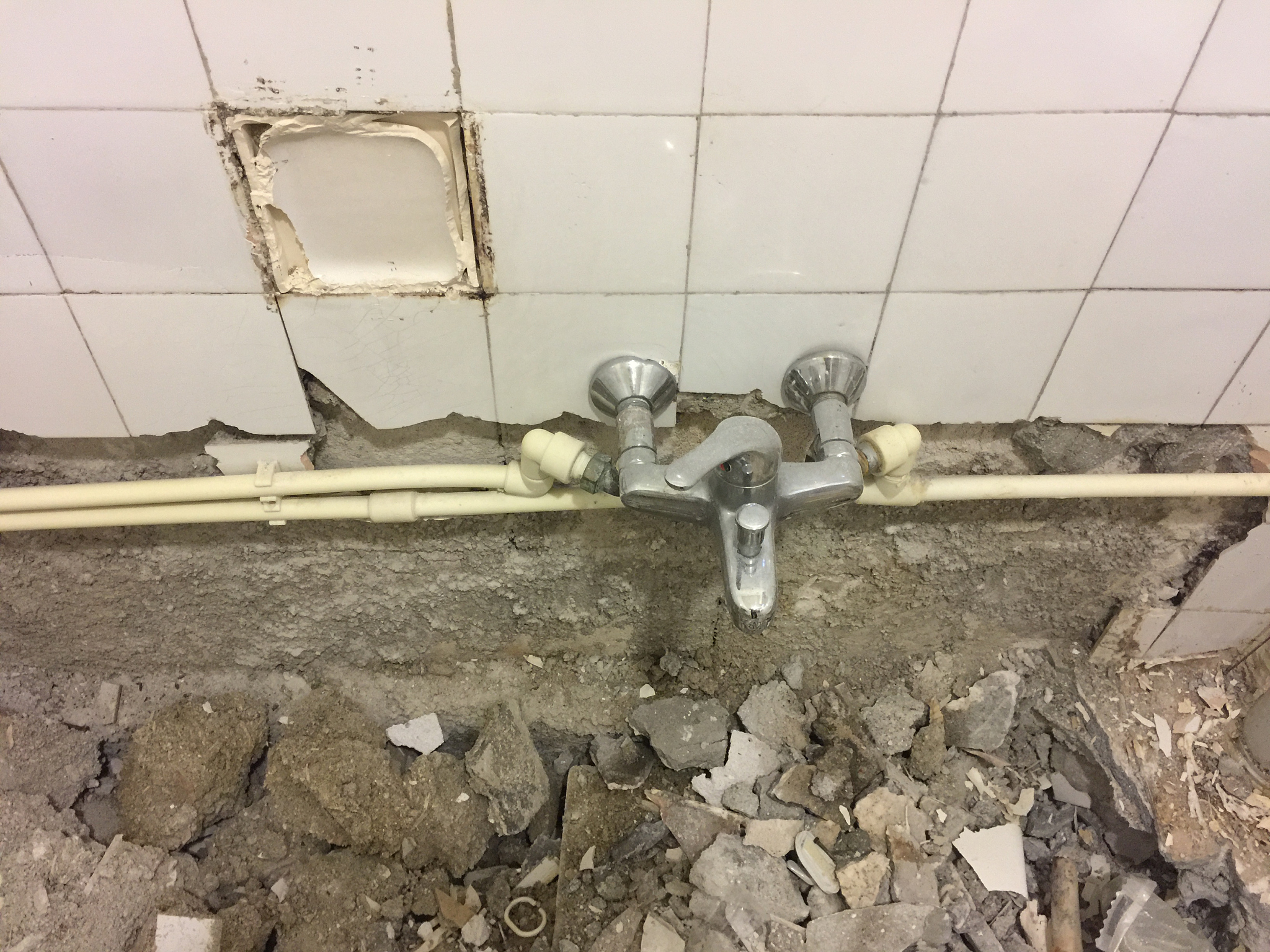 之前在农村建的房子一共三层所以卫生间是单独建的一个屋子现在我住二楼没有卫生间洗手台很不方便能不能再二楼装个卫生间我听家里人说不好弄就凑合住我想知道为什么不好弄是不能加排水管吗？