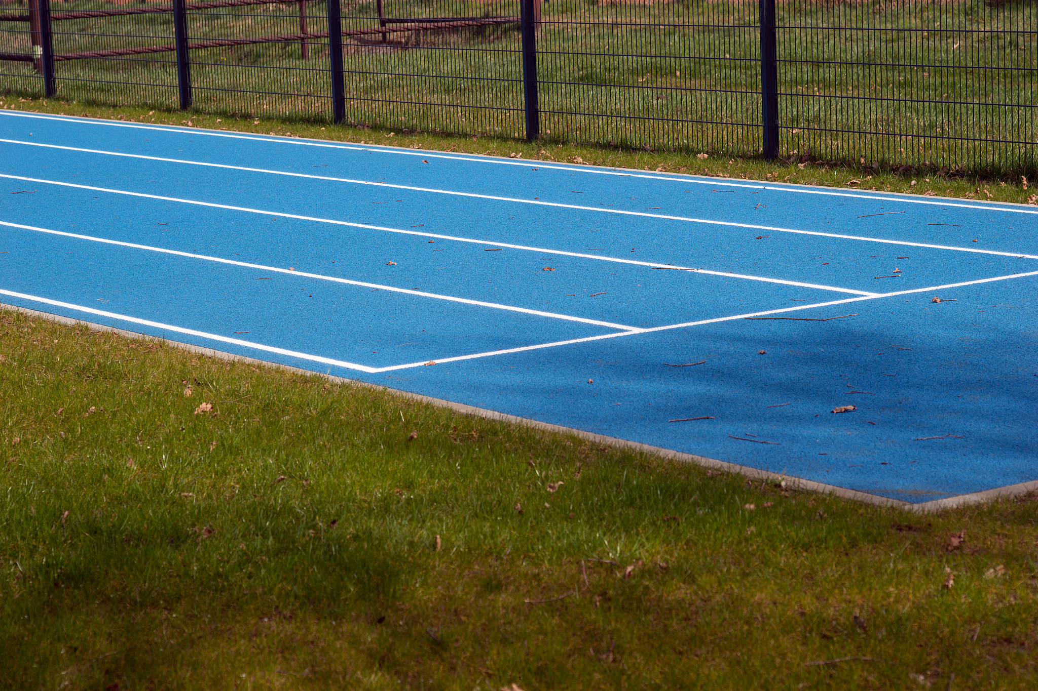 宜昌田家炳中小学塑胶跑道：国标蓝色，环保无毒，提升运动体验