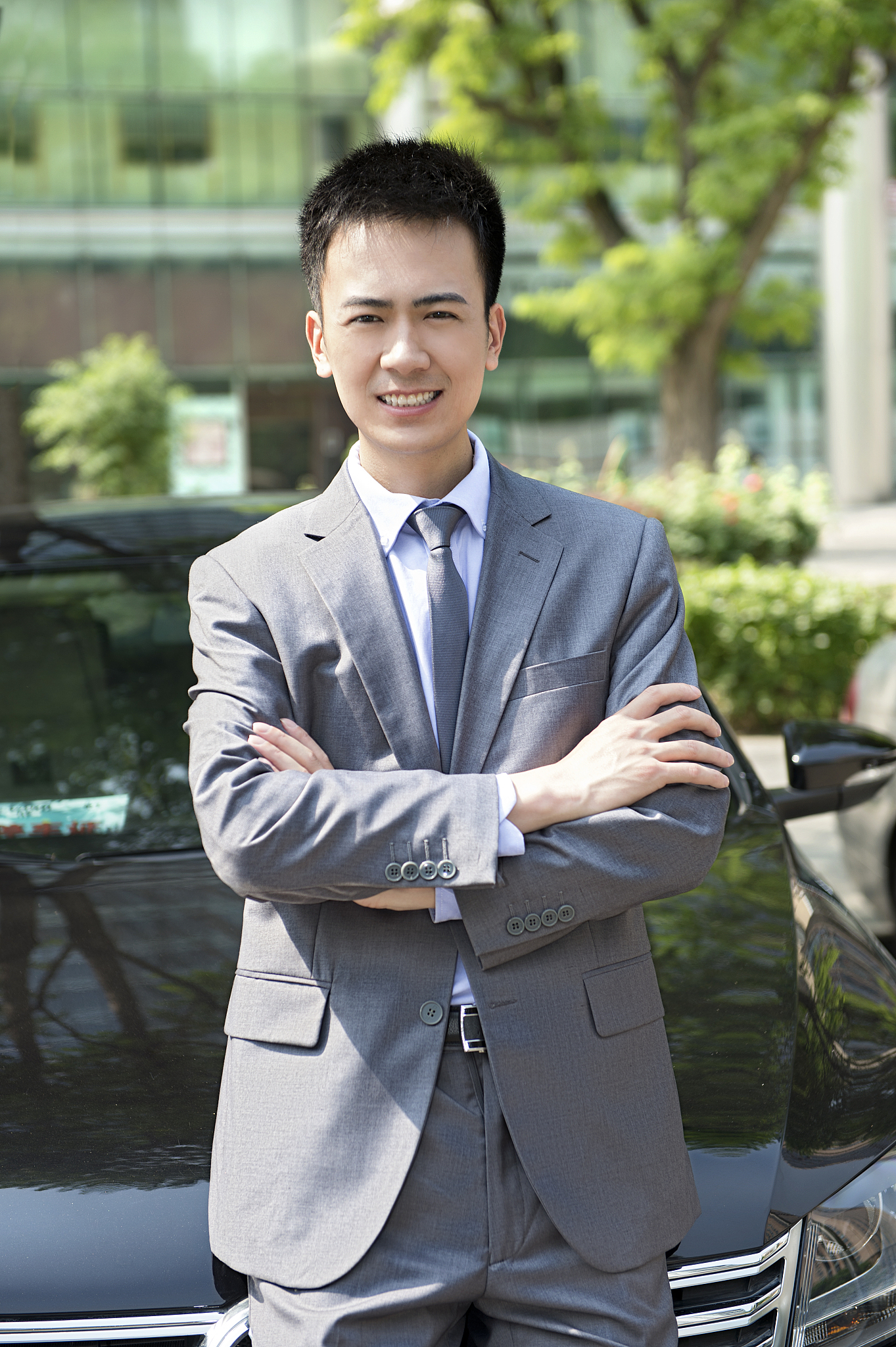 倚靠在汽车上的男士