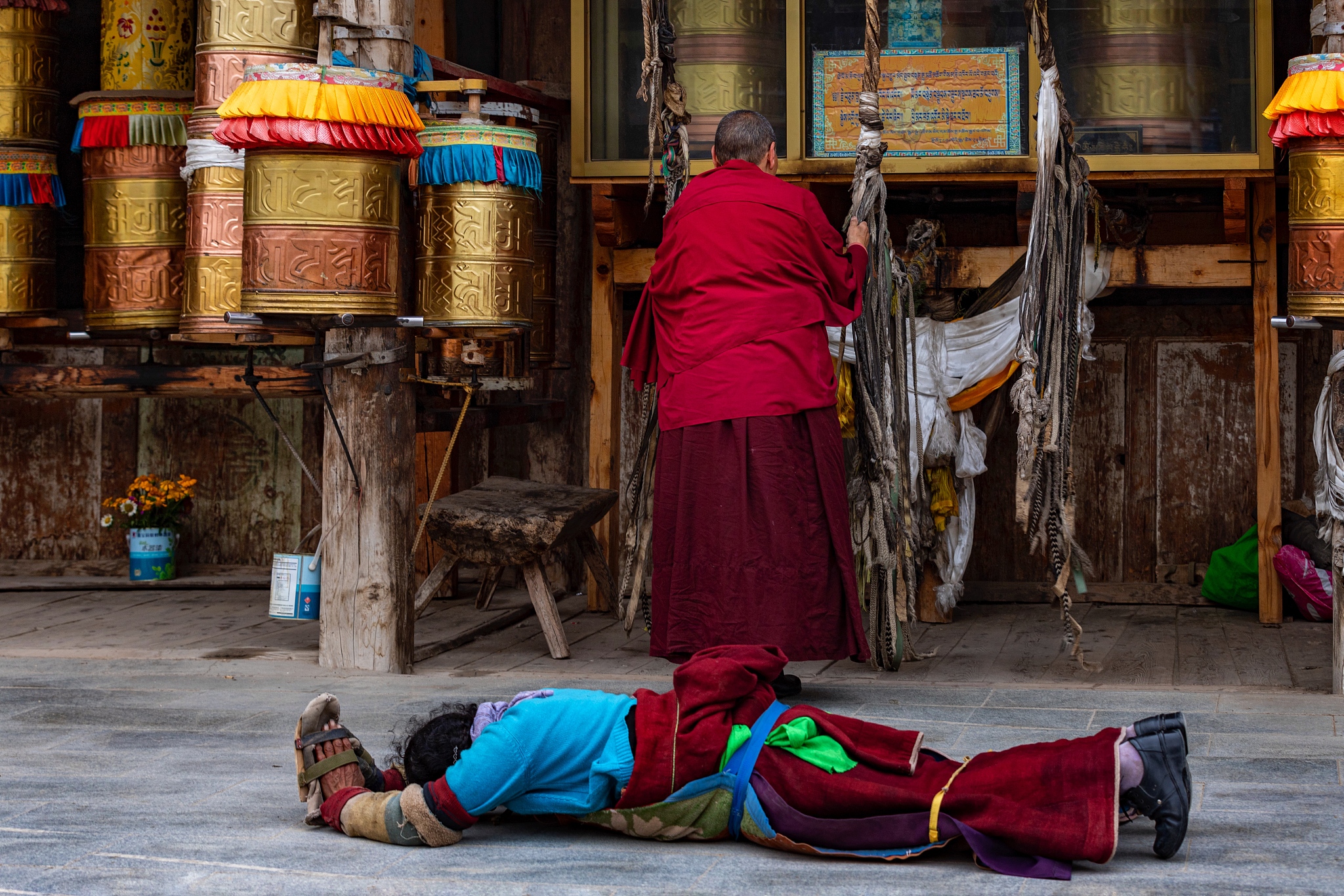 藏族小孩的头不可以摸这是因为在藏族文化中头被视为最神圣的部位代表着人的灵魂和精神。因此摸别人的头被认为是不尊重和侵犯个人隐私的行为。特别是对于未成年人摸头还可能会影响他们的成长和发展。因此在与藏族人交往时应该尊重他们的文化和习惯不要随意触碰他们的头部。继续
