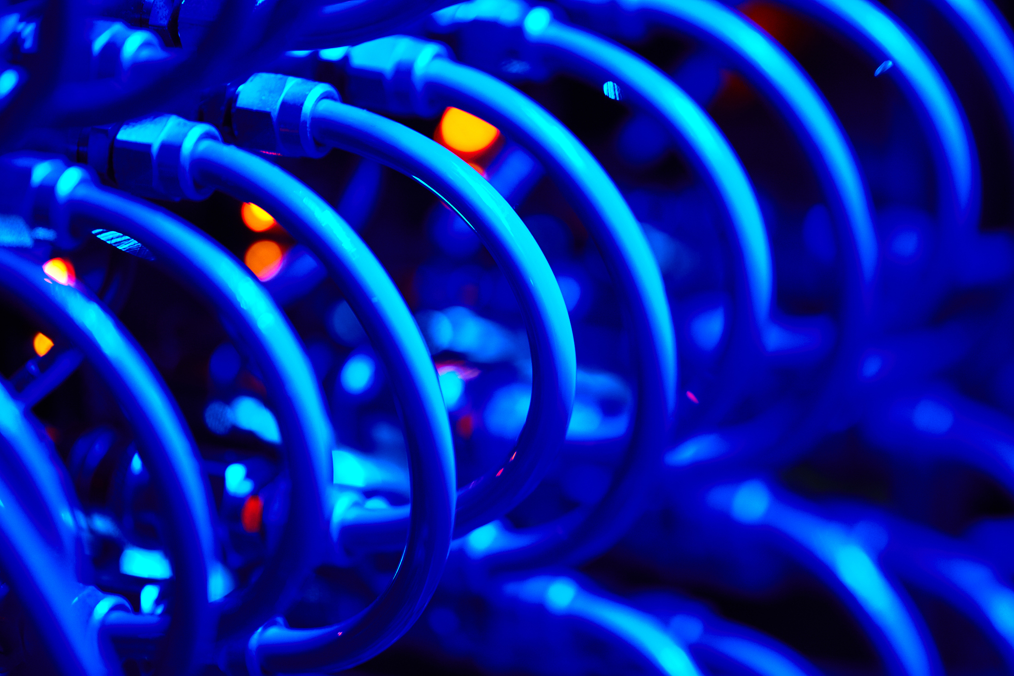 强力扩写下列内容并保证学术语言：电热致变色纤维是指在施加一定电压的条件下纤维能可逆地改变颜色呈现出一种可调节的视觉变化。