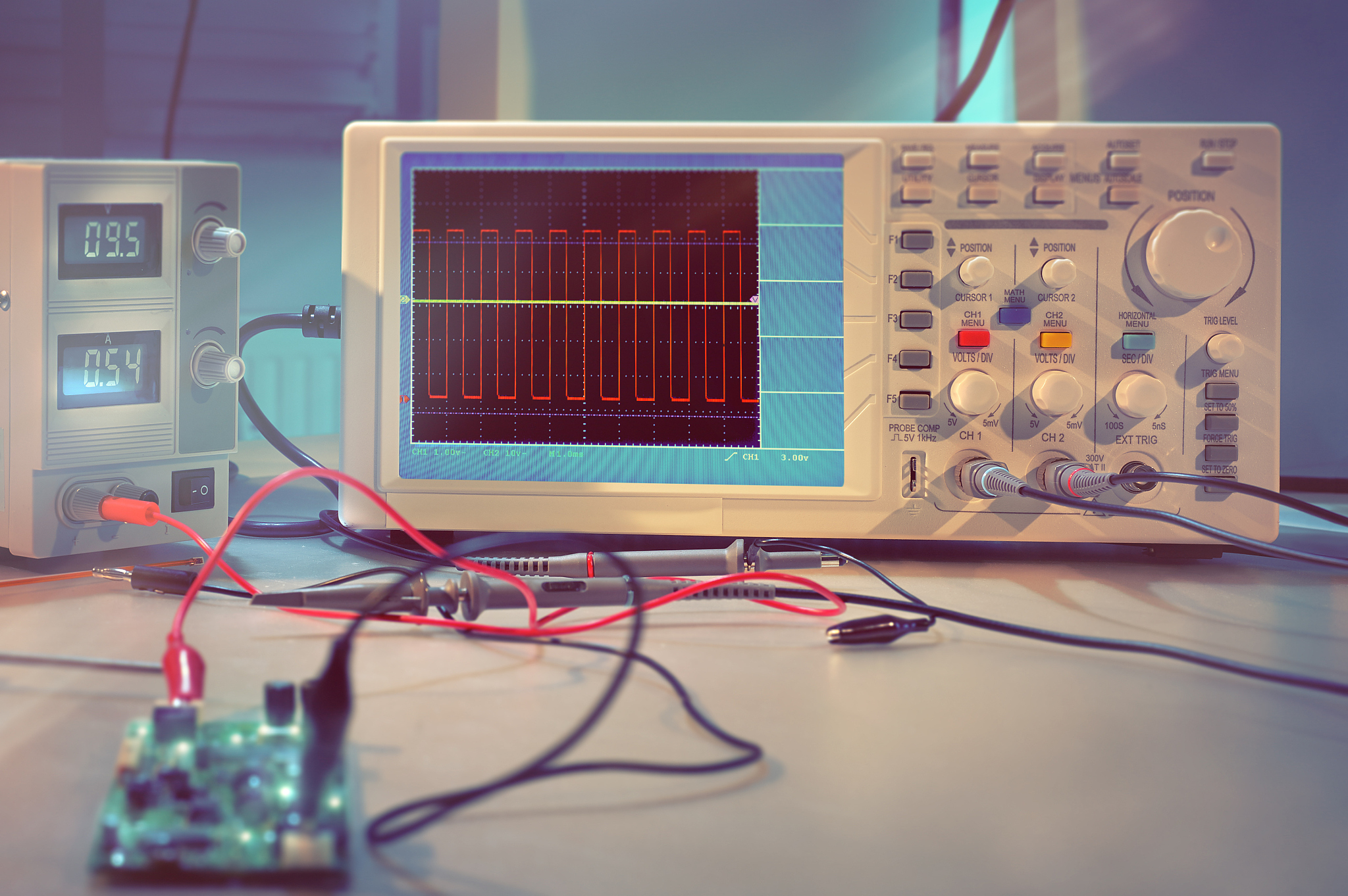 示波器应用场景：电路设计、维修、测试、科研和教学