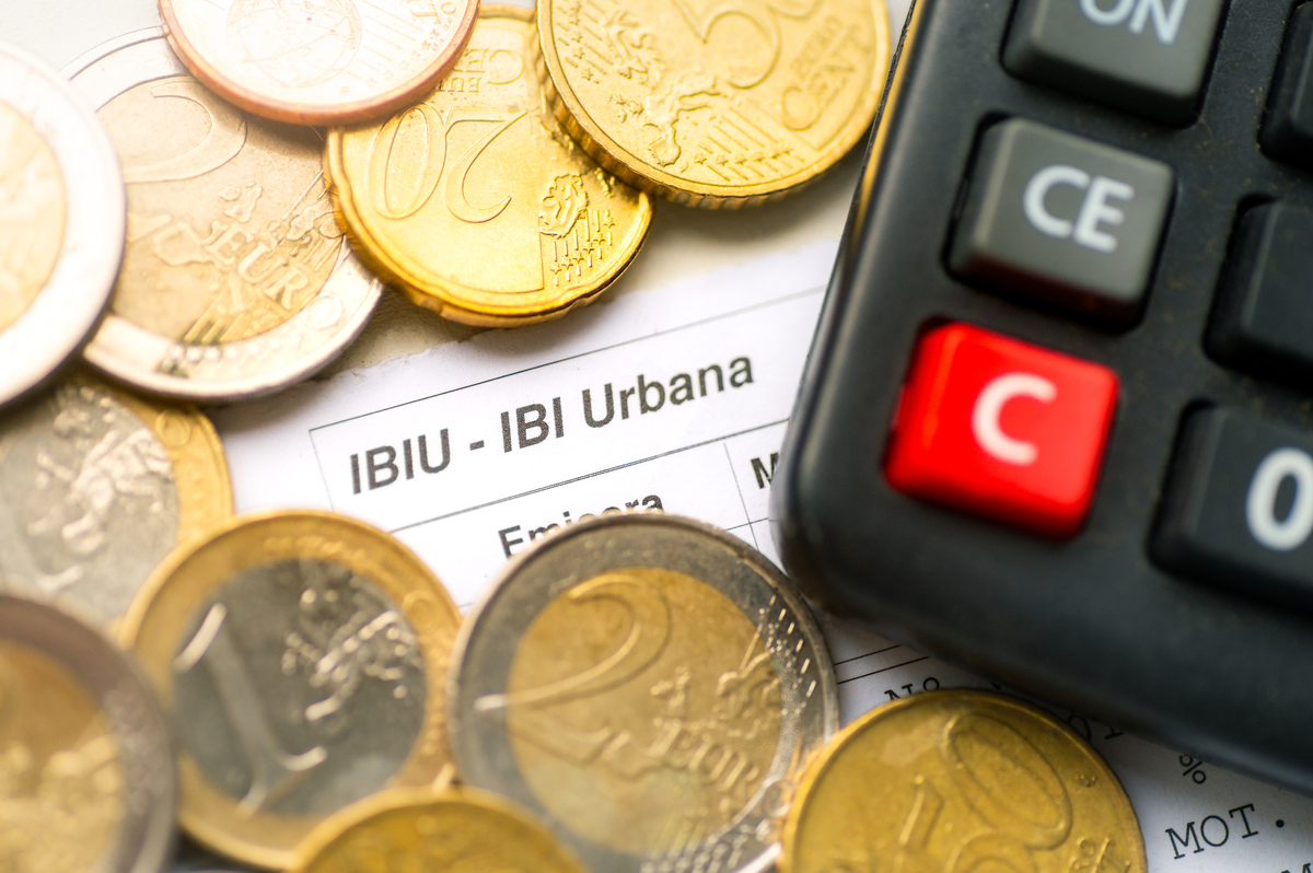 证券业务按A股、港美股、基金、债券、期货5种类型进行业务划分并在各个业务类型下再细分二级分类进行描述给出最详细和有概括性的分类每一项分类可以多于两个。示例：银行零售业务包括投资类、融资类、结算类业务其中融资类包括个人住房贷款、个人经营性贷款、信用卡透支等