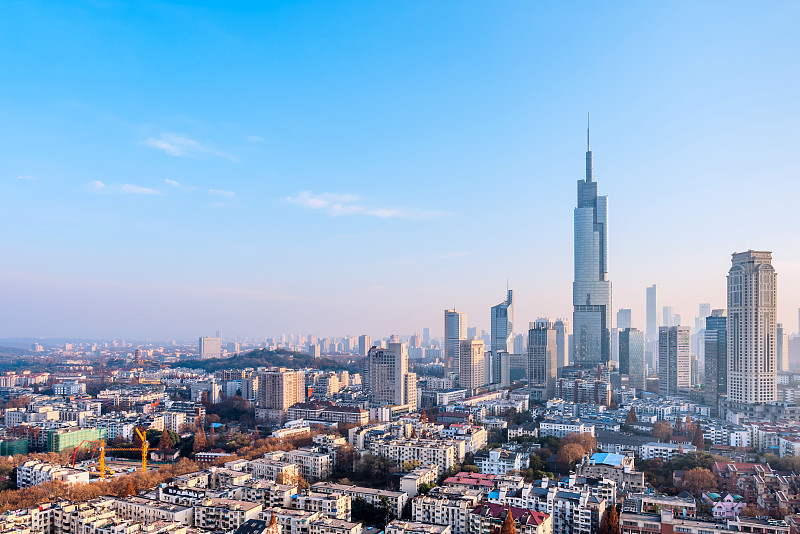 中国江苏南京紫峰大厦和城市天际线黄昏风光